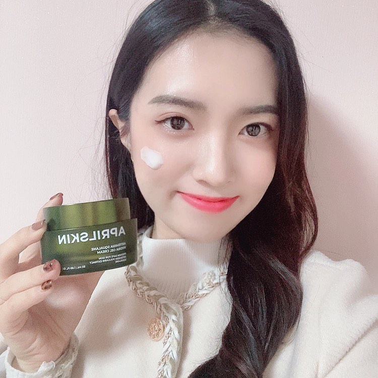 유빈 on Instagram: “#협찬제품 쑥 스쿠알란 하이드라 젤 크림 ⠀ 영천쑥추출물, 스쿠알란, 7-히알루론산 콤플렉스가 함유되어 피부에 수분을 💧공급해주고 저자극 인체 적용시험도 받아 예민한 시람들도 쓰기좋은 순한 쑥 스쿠알란 하이드라 젤…”