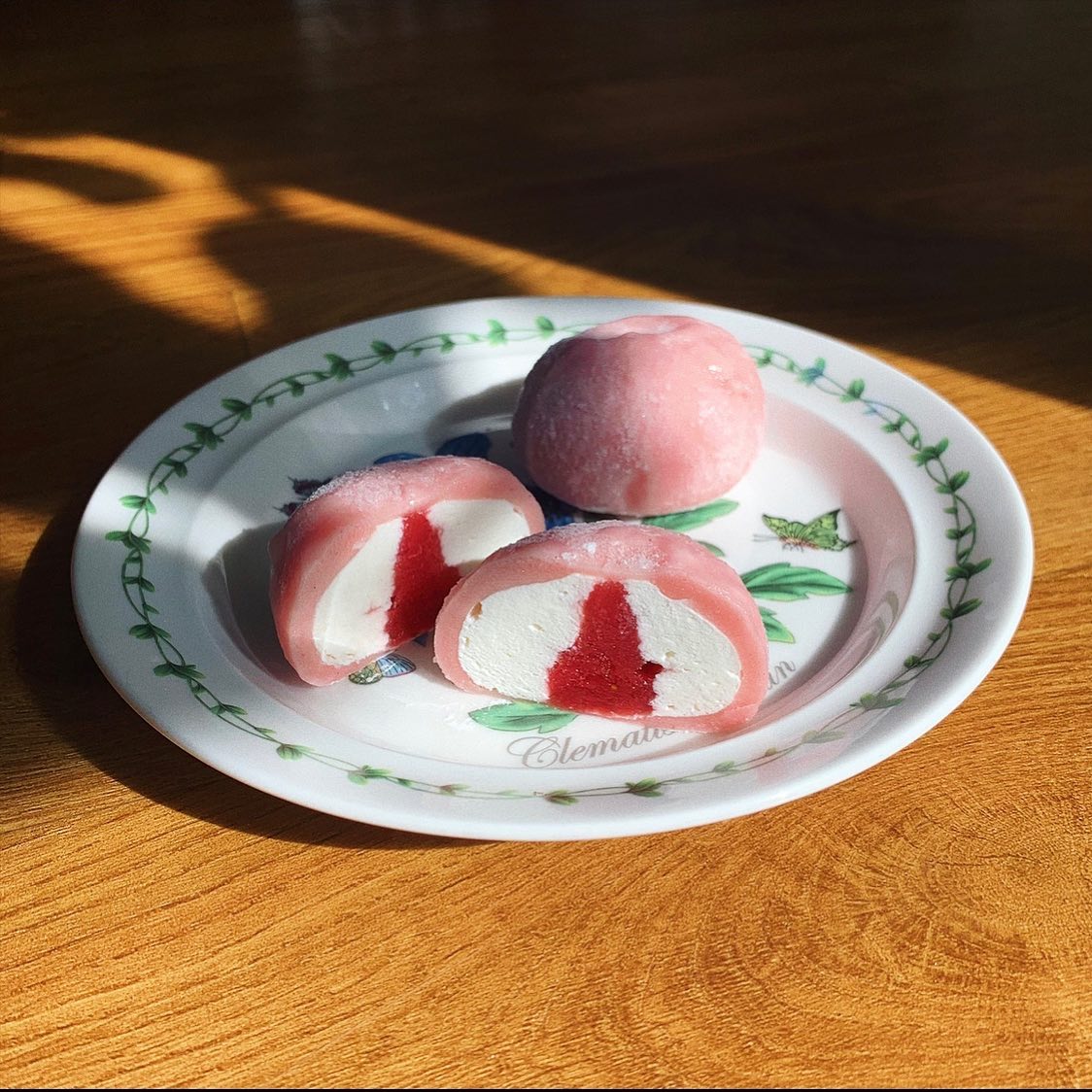 🍓딸기 쏙 우유 찹쌀떡🍓
⠀
맛이 없을 수 없는 조합인,
딸기 퓨레 + 우유 생크림 + 딸기 찹쌀떡❣️
⠀
냉동한 후에 실온에서 10분 정도 해동하면
아이스크림 먹는 것처럼 맛있게 먹을 수 있어요😁
⠀
#쿠캣마켓 #딸기쏙우유찹쌀떡
#내돈내산 #간식 #food #jmt