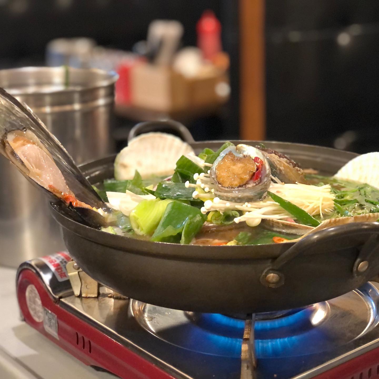 추운 겨울 몸보신 하러 방문한 곳! #대구구암동맛집 #어부해산물 ❤️ 깔끔했던 기본찬과 푸짐한 양, 싱싱했던 해산물과 닭으로 몸보신 잘하고 왔다! 인기만점 #칠곡맛집 으로 예약 안하면 소진 되고 없어유.. 이번 겨울 몸보신은 칠곡 어부해산물 추천!!!!