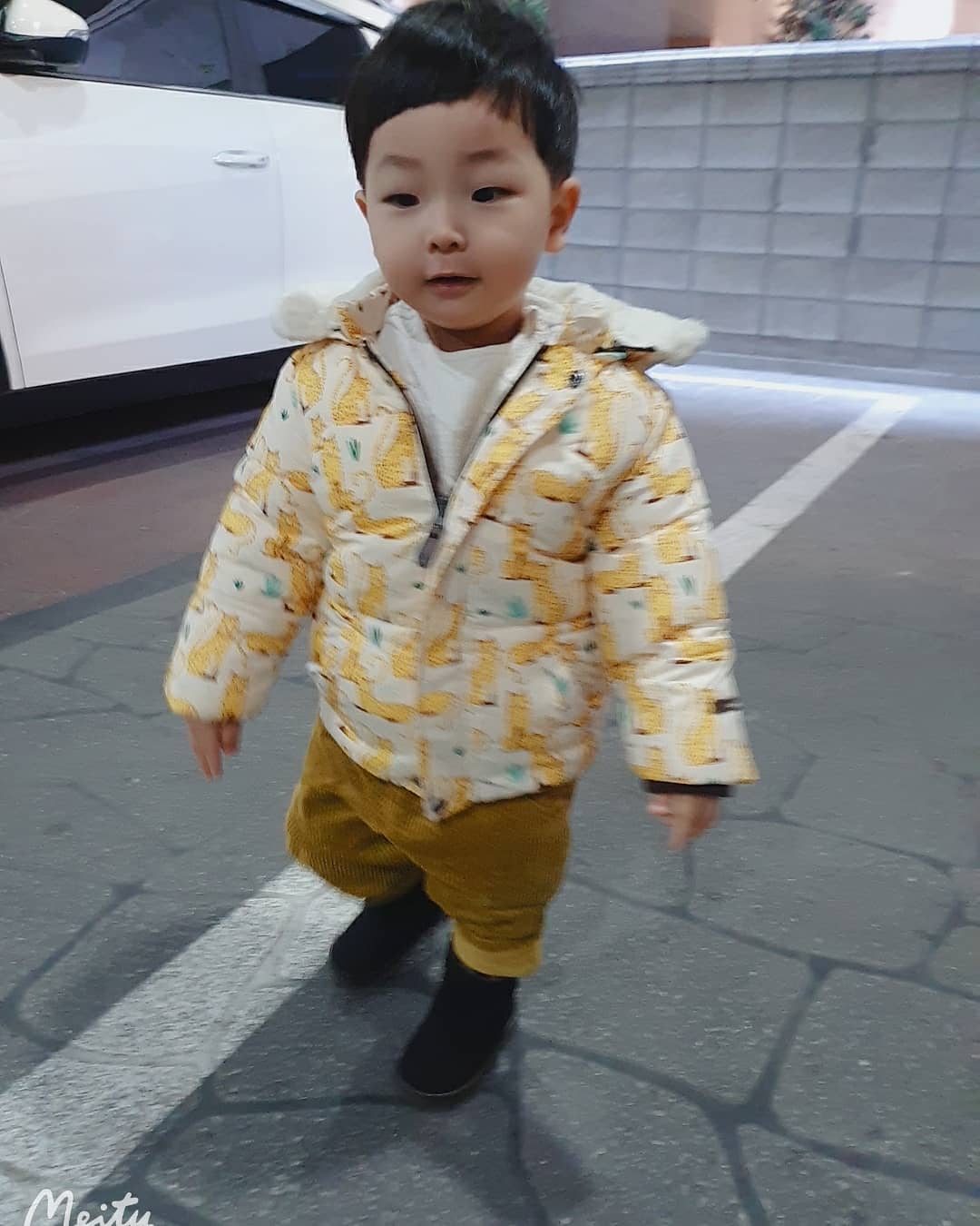 .
#둘째는사랑입니다 
엄청많이큰애.
애미 가방들어주는애.
근데... 들어주는거맞지??
바닥에 질질질 끌면 😭😭
#가방들어주는남자
#연하남
#19개월아기
#나랑똑같이생긴애
#귀여운애