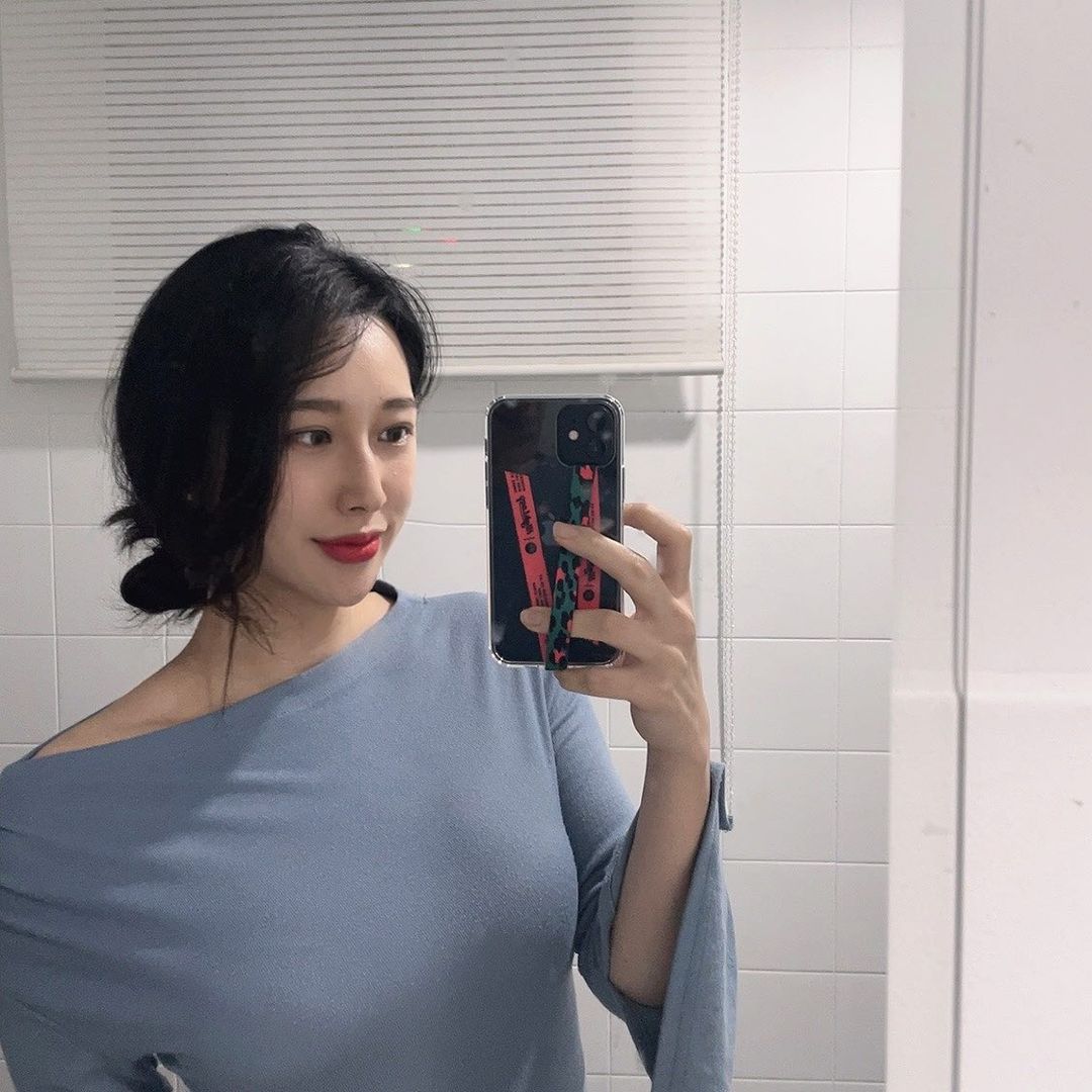 나는프불인가돼지인가_최크림 on Instagram: “#광고 손이 작은 편이라 핸드폰을 진짜 잘 떨어뜨리는데 하이루프폰스트랩 으로 핸드폰 떨어뜨릴일 없구 아이폰 12에 딱 맞구 케이스도 짱짱하구 색감도 이뻐요 ❤️ 핑크 레오파드가 블랙아이폰에 찰떡❣️ . . #하이루프#highloop#하이루프폰스트랩…”