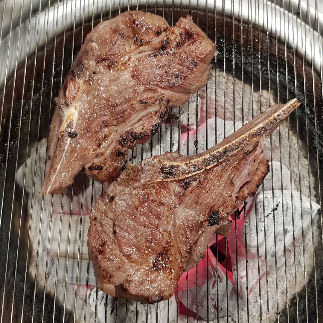 맛잘알,흥부자의 리뷰:해피바이트 on Instagram: “양고기 수혈이 필요할 때 #오형제수락산양갈비 의정부 최대규모의 양갈비 맛집 다녀왔어여!! 제가 사실 양갈비는 잘 못먹거든요ㅠㅠ없어서ㅋㅋ🤗 이번에 질좋은 양갈비로 또 배에 기름칠 제대로 했네여 - 우선 고기가 두툼하고 숯에 구워서 불맛이…”