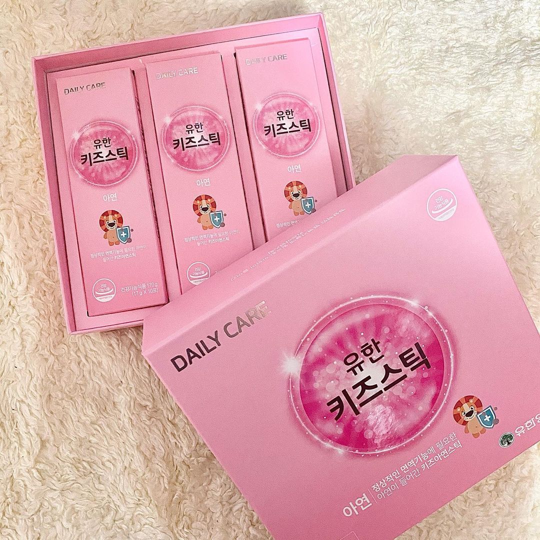 @162.vely on Instagram: “정상적인 면역기능을 위한 필수 성분 아연이 들어간 블루베리 맛 젤리!!!!! 풍부한 아연과 녹용 농축액으로 만들어서 아이들에게 좋아용 젤리타입이라 17개월 우리 다윤이도 먹기 편하고 한곽에 10개입이라 보관도 편리 ෆ⃛ #유한양행#…”
