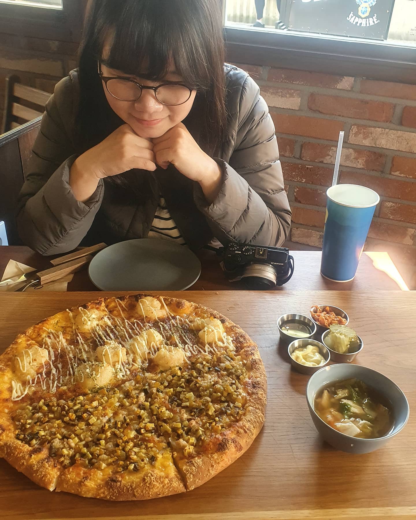 안녕하세요! 메이입니다.
오늘 하루도 잘 보내셨나요?

오늘부터 사회적 거리두기 2.5단계 격상이 되어 외출하기가 좀더 어려워졌네요. 코로나가 심해져 나가기가 힘들고 집콕하고 있는 요즘입니다.

2.5단계 격상전 마지막 외식이었던 연남동 핫플! OBPC에 다녀왔어요.

이미 인스타나 블로그에도 많이 올라온 맛집이고 저녁이나 주말에는 줄을 설 정도로 유명한 맛집이랍니다.

저희는 2인이 방문해서 반반피자와 사이다를 주문했어요. 역시 먹을것 앞에는 흐뭇해지는 제 모습 :)

가게 인테리어도 빈티지하면서도 멋스러웠지만, 피자맛도 굿굿! 

연남동에 간다면 꼭 방문해보시라고 강추하고 싶어요. 

OBPC 매장 정보
오픈 13:00
브레이크 16시-17시 (라스트오더 15:00)
마감 23:00(라스트오더 22:00)

#OBPC #OBPC피자 #오비피씨 #연남동맛집 #연남동술집 #연남동피자 #연남동데이트 #연트럴파크맛집 #연트럴파크데이트 #연트럴파크피자
