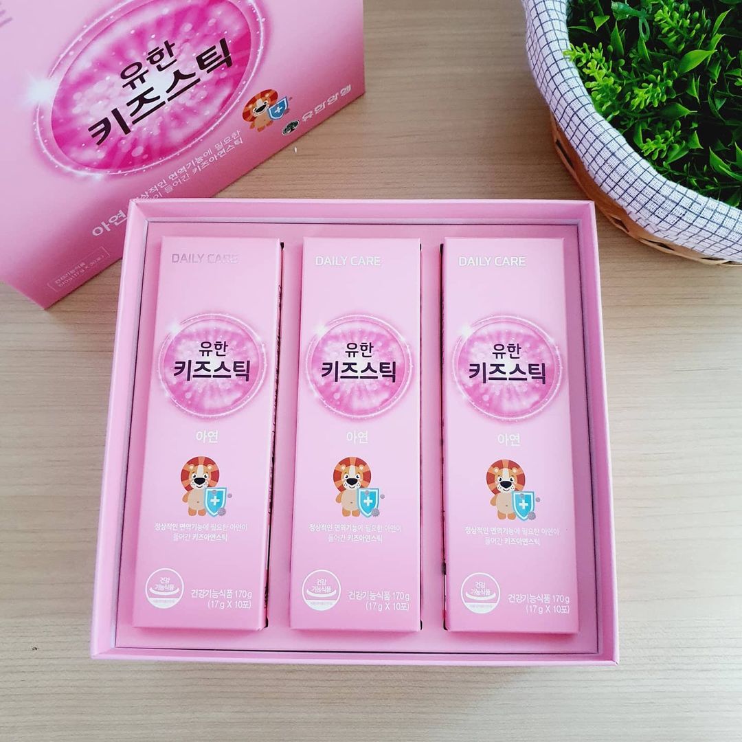 아이엠벨라 on Instagram: “#협찬 #유한양행 #유한키즈스틱 . #어린이영양제 이렇게 맛있게 만들어도 되는건가?😁 더 달라고해서 난감😅 울 아이는 포도맛이라는데 '블루베리'맛이라고 하네요. 거기에 젤리 타입이라 먹기도 좋아요. . 정상적인 면역기능을 위한 필수 성분인 아연이…”