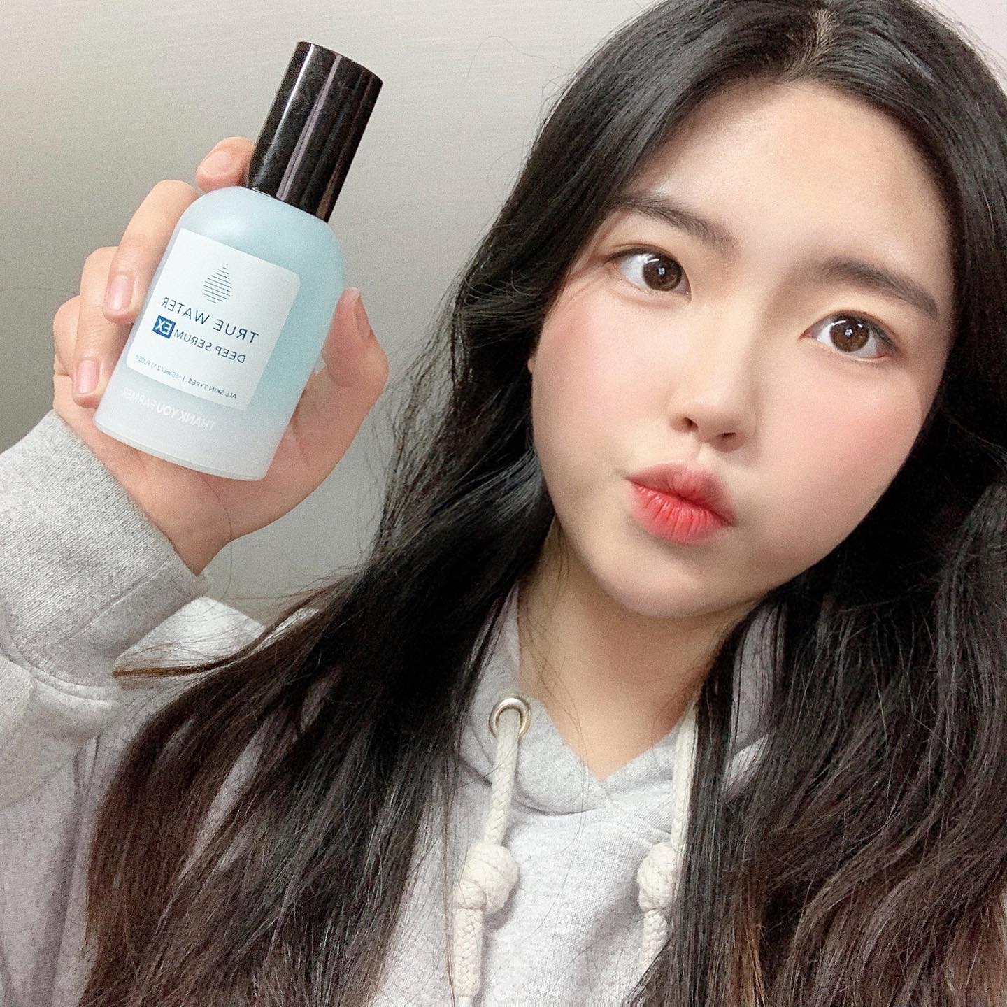 요즘같이 건조하고 추운 날에는
정말 수분 충전이 중요하잖아요
히터 빵빵한 사무실에 하루 종일 있다보니
피부 결이 너무 푸석해져서😖
#땡큐파머트루워터딥세럼 을
가져 다니면서 매일 사용하고 있어요
⠀
이 제품은 순한 수분감 그 자체였어요💧
피부가 예민해서 성분을 꼼꼼하게 보는 편인데
세럼의 전성분EWG그린등급을 받았더라구요
그래서 그런지 피부에 정말 순하게
잘 맞아서 좋았어요 그리고
땡큐파머만의 물광 스킨 핏 기술로
들뜸 없이 피부에 착! 붙어서
수분감이 오래 지속이 된답니다
⠀
개인적으로 정말 맘에 들었던 부분은
바로 제형과 펌핑 용기였어요☺️
부드러운 젤제형으로 흘러내리지가 않아서
바르기가 쉽고 펌핑용기로 되어있다보니
새지도않고 번거롭지가 않아서
파우치에 가지고 다니면서 너무 잘 썼어요!
⠀
그리고 올리브영에도 입점이 되어서
온라인몰, 강남본점, 명동본점에서
단돈 만원 후반대로 구매가능하답니다
지금 20% 세일 중이니 얼른 가보세요💙
⠀
thankyoufarmer 
#땡큐파머 #THANKYOUFARMER #트루워터딥세럼ex #올리브영 #올리브영추천템 #올리브영추천 #올리브영세일 #올리브영강남본점 #올리브영명동본점 #올리브영세럼 #올리브영행사 #올리브영에센스 #올리브영앰플 #세럼추천 #수분에센스 #수분세럼 #광수세럼 #AD
