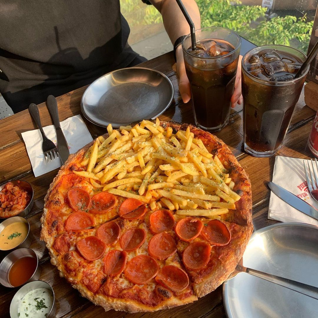 So_0 99.03.09 on Instagram: “#피자는절대잠들지않는다 #pizzaneversleeps #합정 #상수”
