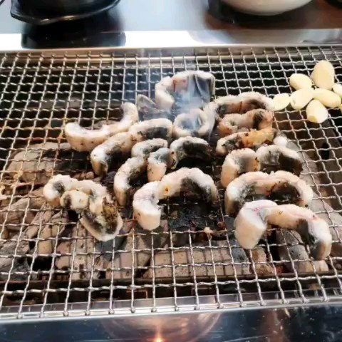 리얼 찐사랑 부부 (@real_love_bubu) posted on Instagram: “#협찬[외식Talk]분위기 좋은 풍천장어집 비가 와서 사진을 많이 못찍엇는데 멋진 풍경속에서 맛있는 식사와 호수가 보이는 카페에서 힐링을