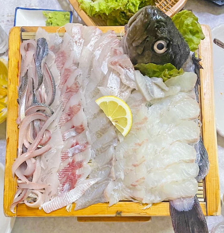 창원 횟집 맛집 회뜰날에서 계절모듬회에 소주 한잔! 기본 반찬 많이 주는 상남동 유명 횟집