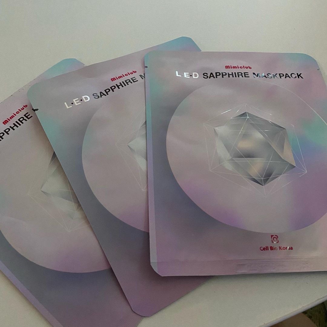 수연 on Instagram: “#협찬 - [리빙에이드] 미미클럽 LED 프리미엄 마스크팩 LED 마스크 디바이스와 비슷한 효능에 가성비 좋은 LED 마스크팩 1) 제품 효과/효능 ➰저출력 광선 요법 발광 마스크팩