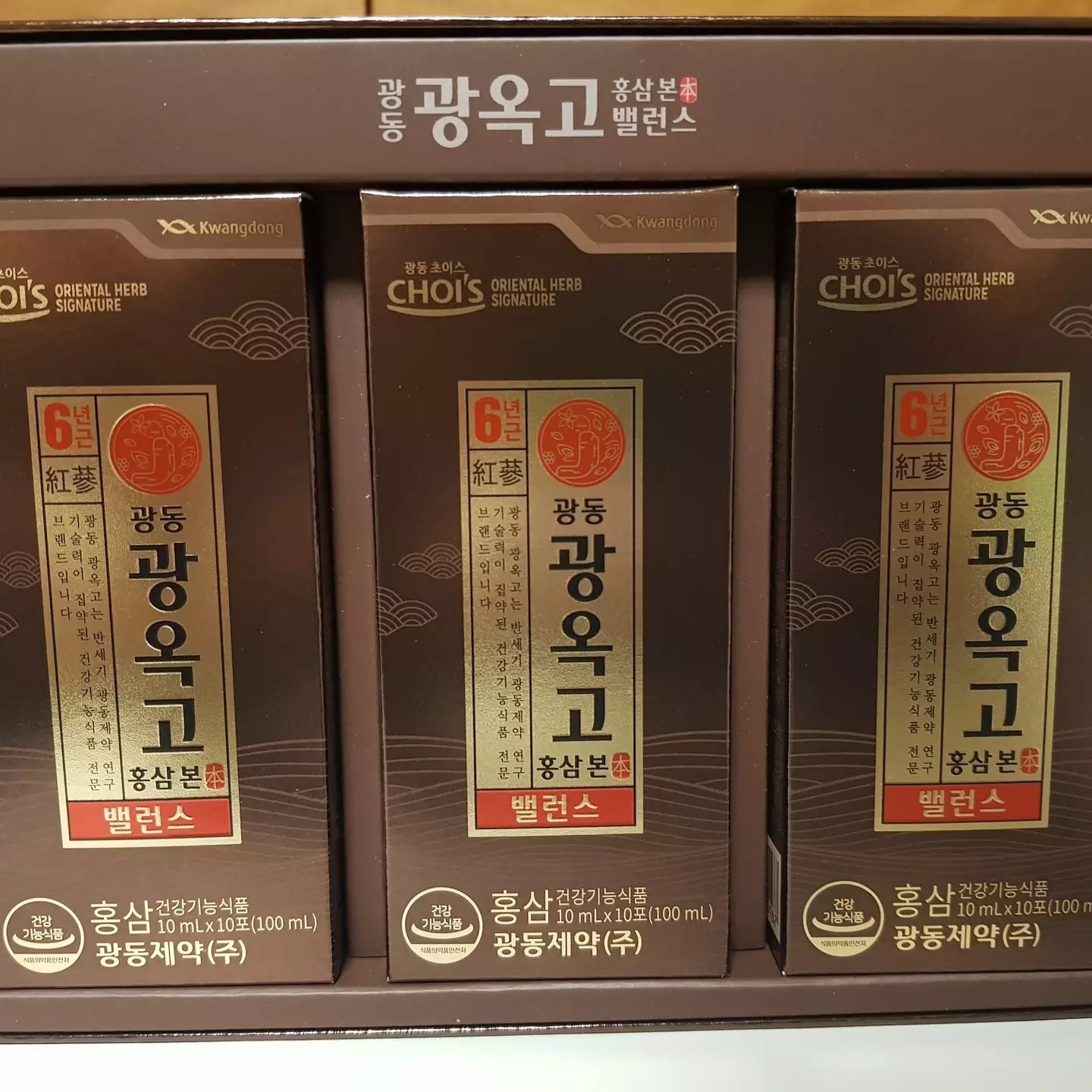 #협찬
 
 홍삼의 유효 성분인 사포닌 중 주요 활성성분인 진세노사이드가 한 포에 7mg 함유
 
• 믿을 수 있는 브랜드, 반세기의 노하우를 갖고 있는 광동제약이 GMP인증 시설에서 직접생산
 
• ‘광옥고 홍삼 본 밸런스‘는 진세노사이드 함량을 낮춰 부드럽고 순한 홍삼 맛으로 홍삼 입문자용으로 적합, 좀더 진한 홍삼 맛으로 오리지널 기본 홍삼을 원하시는 분들은
‘광옥고 홍삼 본’  구매를 추천
 
• 광동 광옥고는 반세기 광동제약 연구 기술력이 집약된 건강기능식품 전문브랜드
 
• 면역력에 관심이 높아진 요즘 소중한 사람을 위한 선물로도 좋은 제품
 
• 요즘 같이  건강 관리가 중요한 시기에  꼭 챙기는 필수템! 하루 한 포로 면역력 챙기는 중
 
• 국내산 6년근 홍삼에 7가지 전통 부원료(인삼분말, 벌꿀, 백복령, 건지황추출액 등)를 더하여 홍삼의 진한 풍미와 단맛으로 누구나 맛있게 즐길 수 있는 맛
 
• 홍삼의 5대 기능성 : 면역력 증진 ∙ 피로개선 ∙ 혈소판 응집억제를 통한 혈액흐름 ∙ 기억력 개선 ∙ 항산화에 도움을 줄 수 있음
 
• 언제 어디서나 남녀노소 부담 없이 섭취 할 수 있는 홍삼 스틱 형태 (식탁, 책상, 등 어디든 놓을 수 있고 휴대하기에도 편해서 외출시에도 간편하게 섭취 할 수 있는 제품)
 
• 쇼핑백도 같이 줘서 선물용으로 좋음
 
• 기력이 없어서 몸에 활력을 불어 넣고 싶으신 분, 피로가 누적되서 피로 관리가 필요하신 분, 온가족이 함께 건강증진을 원하시는 분, 면역력이 떨어져서 자주 피곤하신 분, 
간편하게 건강을 챙기고 싶으신 분에게 추천
 
#홍삼 #홍삼스틱 #홍삼건강기능식품 #홍삼제품 #면역력 #피로회복 #광동제약 #국내산홍삼 #6년근홍삼 #홍삼액 #홍삼선물세트 #광옥고 #광동광옥고홍삼본 밸런스 #홍삼본밸런스 #홍삼본 #광옥고스틱 #추석선물 #추석선물추천