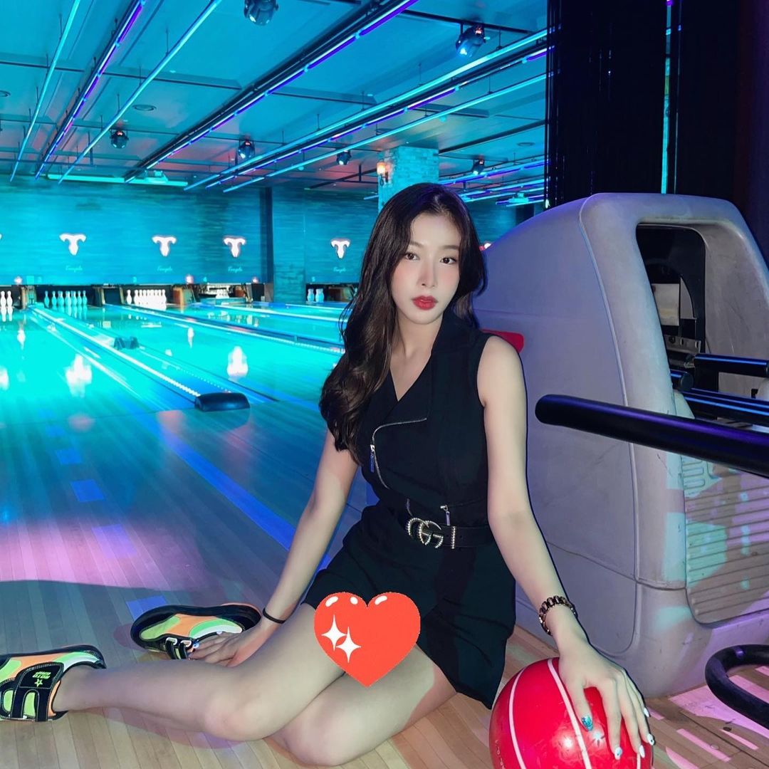 즈치 on Instagram: “🎳 Bowling Day 야광볼링장 오랜만인데 여기 프라이빗 룸도 있어서 이 시국에 안전하게 즐길 수 있습니다! 🙌🏻 #협찬 #템플스트라이크 #볼링 #야광볼링장 #강남볼링장
