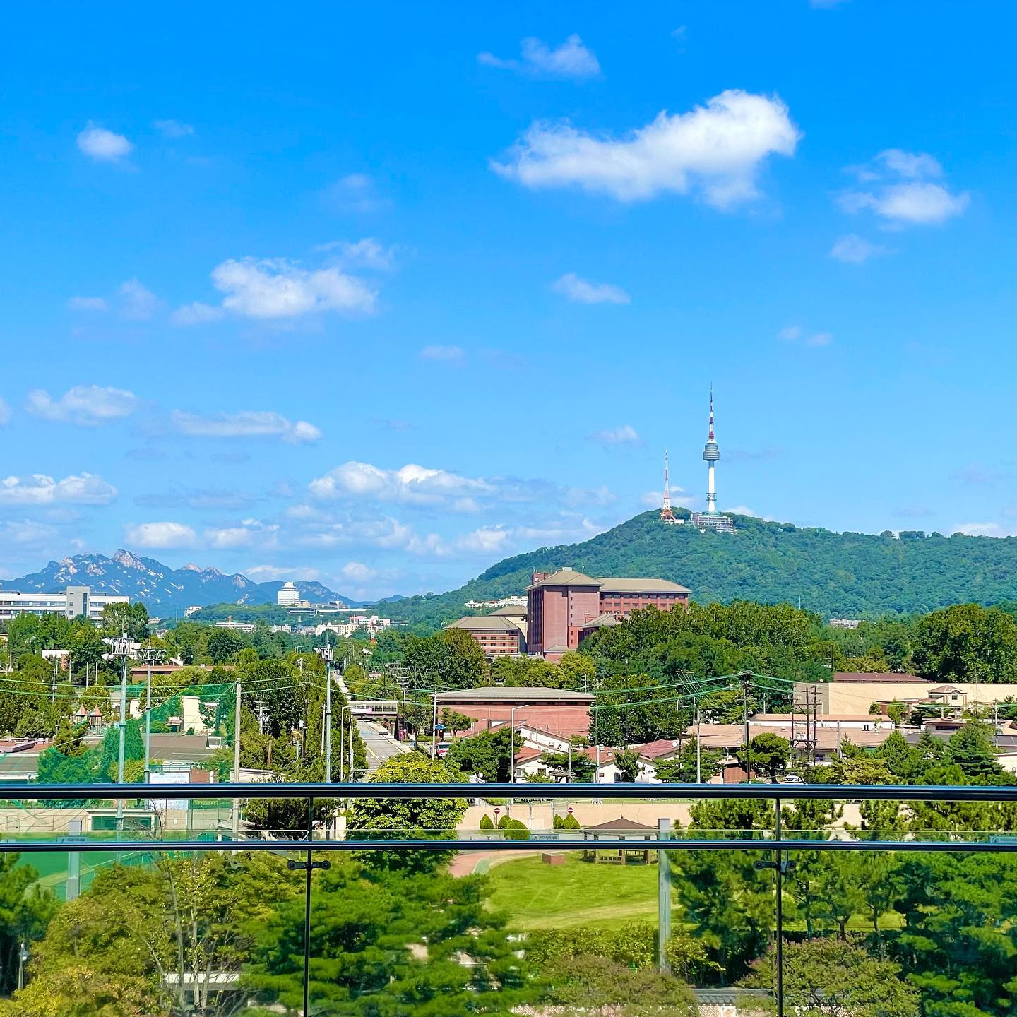 여유로운 평일의 낮

ㅤㅤㅤㅤㅤㅤ조금은 후련한 마음으로 하늘 한번 보기🥰🌿

ㅤㅤㅤㅤㅤㅤ

ㅤㅤㅤㅤㅤㅤ
#국립중앙박물관 #뷰 #뷰맛집 #서울뷰맛집