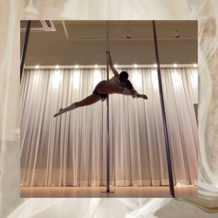𝐏𝐨𝐥𝐞.𝐟𝐥𝐨𝐰𝐞𝐫
조금씩 나아지고 있는 팬킥과
처음 성공한 찹스틱에 기분 좋았던 날 ✨
근데 찹스틱인가..챕스틱인가..챱스틱인가..
⠀
⠀
#폴라워폴댄스 #폴댄스 #마곡폴댄스 #성수폴댄스
#폴린이 #폴웨어 #무엘폴웨어 #엘라삭스
#poledance #polewear #pole
