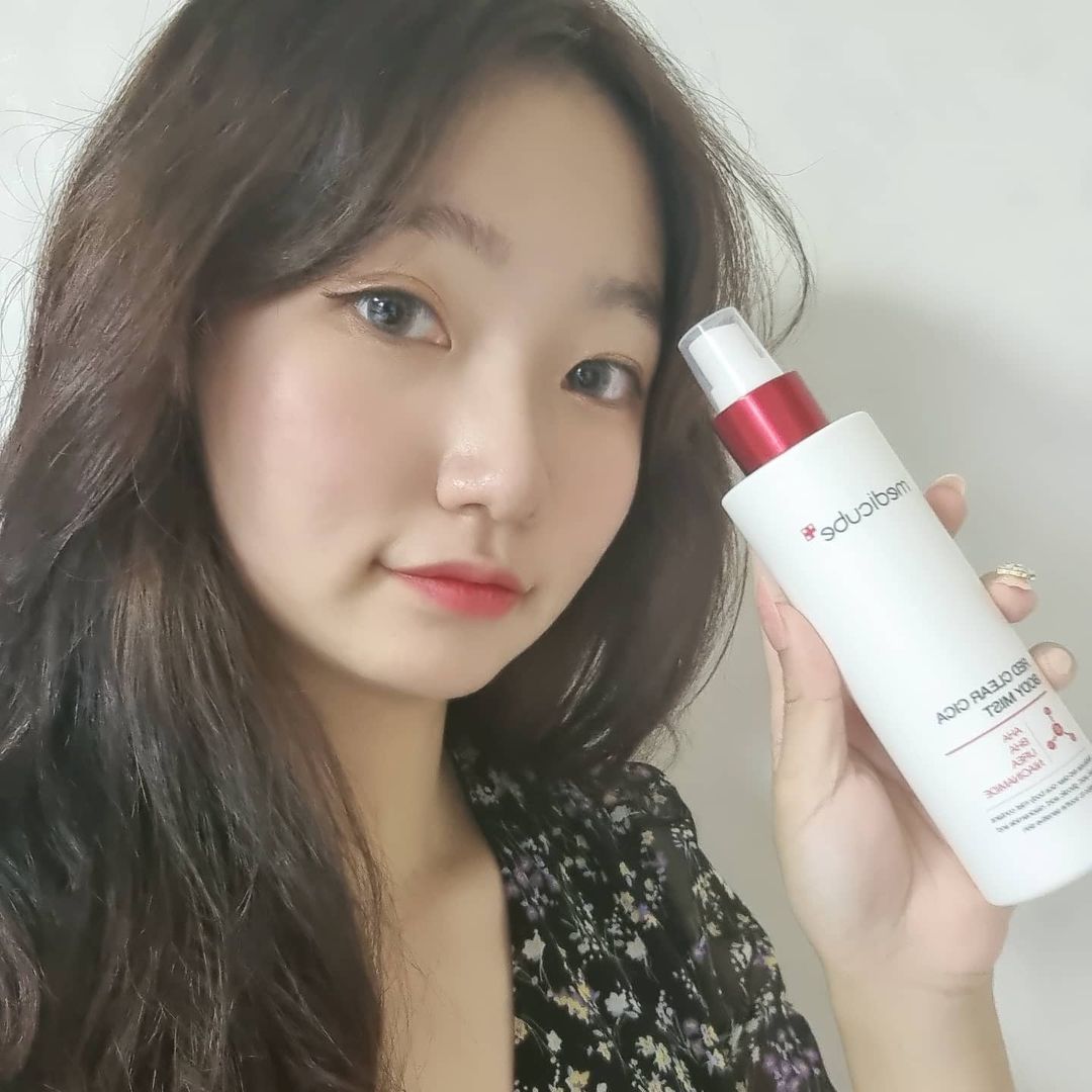하늘 on Instagram: “#협찬 레드 클리어 시카 바디미스트 메디큐브에서 나온 바디미스트는 등, 가슴에 여드름성 피부로 고민하는 소비자들을 위해 만들어진 진짜 여드름성 전문 케어 바디미스