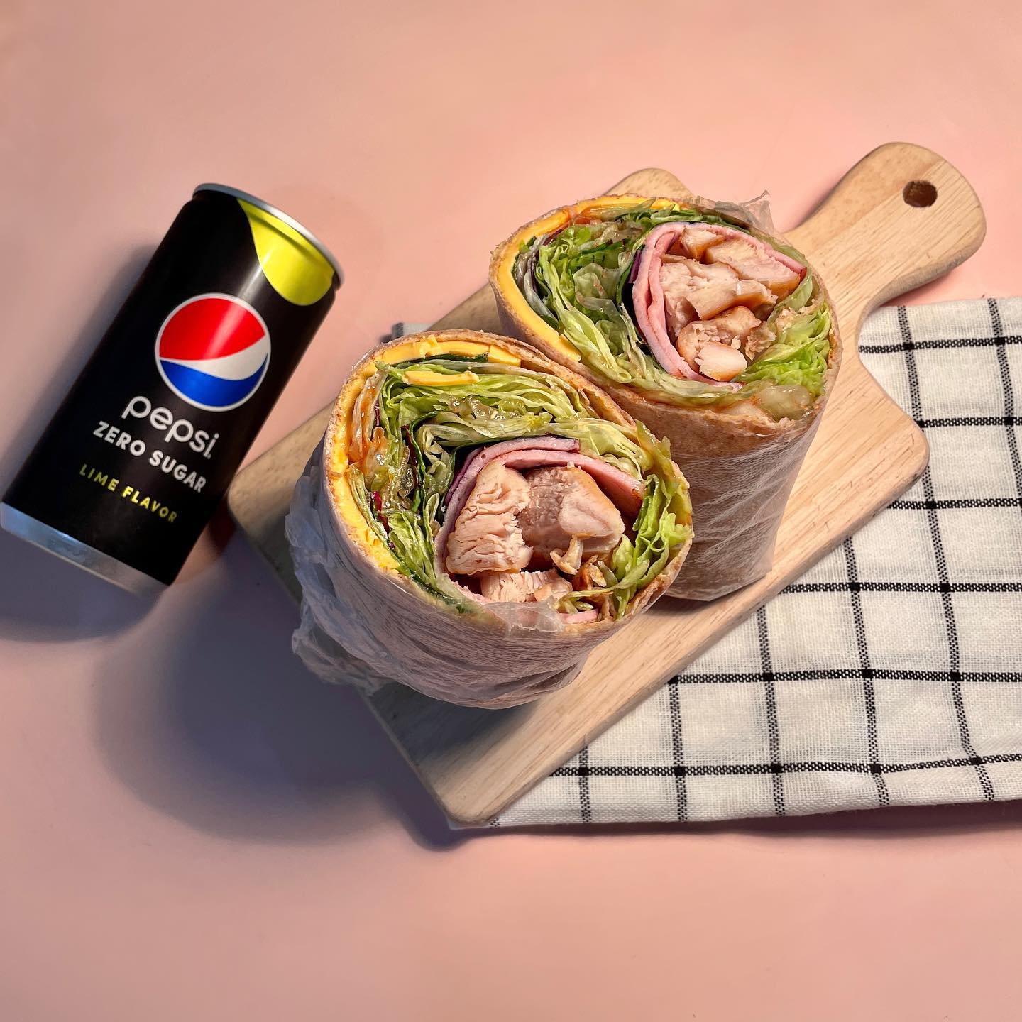 21.09.23#점심식단
.
🌯또띠아랩 , 제로콜라
(훈제닭가슴살, 캐나디안 베이컨, 치즈)
.
.
추석 실컷 잘먹고 식단으로 복귀 🥲
이뿌게 말린 또띠아랩
그래도 생각보다는 선방한듯? 착각인가..
내일 백신 1차를 이제서야 맞는데 쪼금 무섭네요 🥺