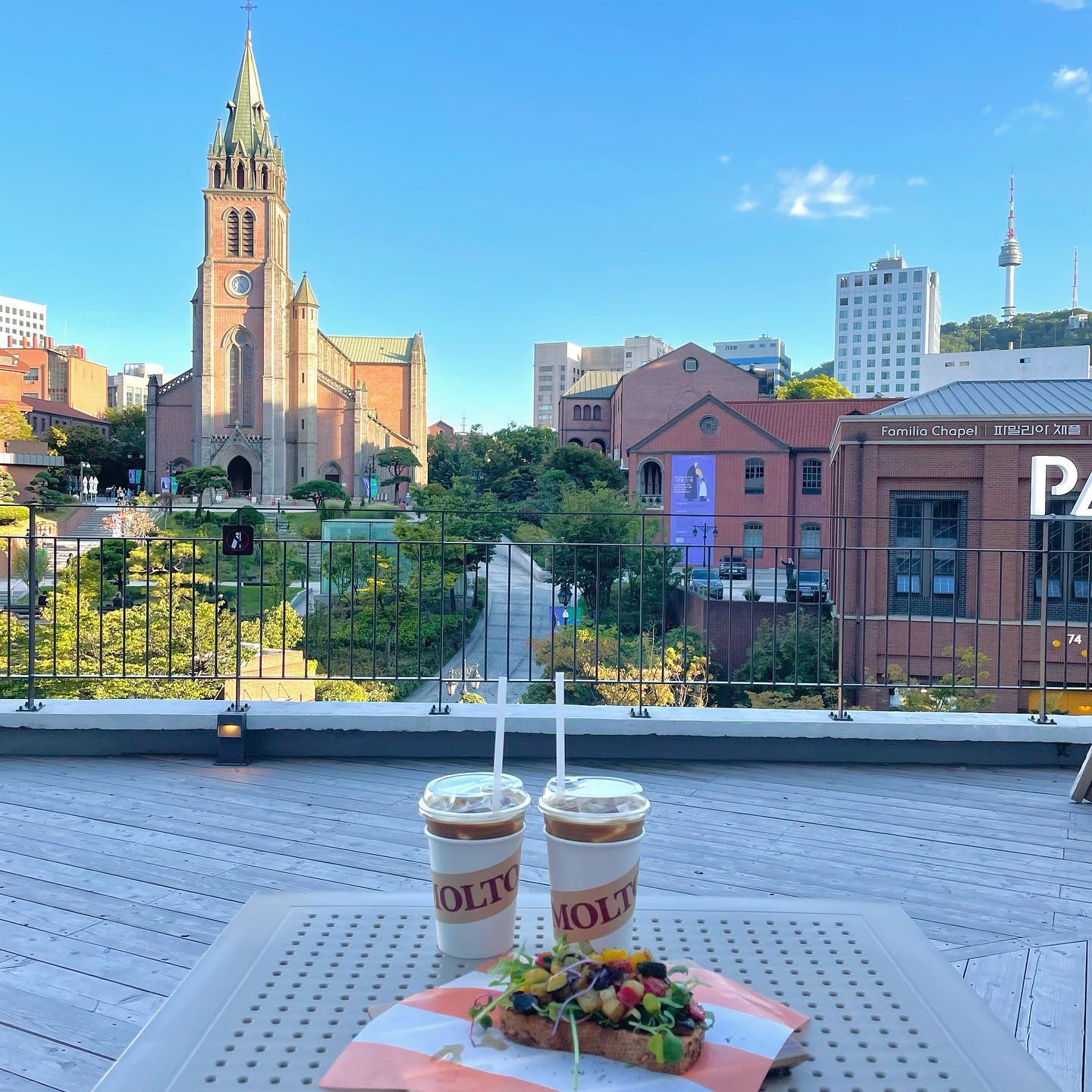 ⠀
명동 성당, 남산타워가 한번에 보이는 뷰 카페🗼
⠀
가오픈때 갔는데 사람 엄청 많았다
요기 진짜 명소가 될거 같아 정말 좋다 뷰 최고🤭
⠀
⠀
6시에 성당에서 종이 울리고
새가 날라가는 모습도 이색적이고 좋잖아 🕊
⠀
⠀
⠀
⠀
⠀
⠀
⠀
⠀