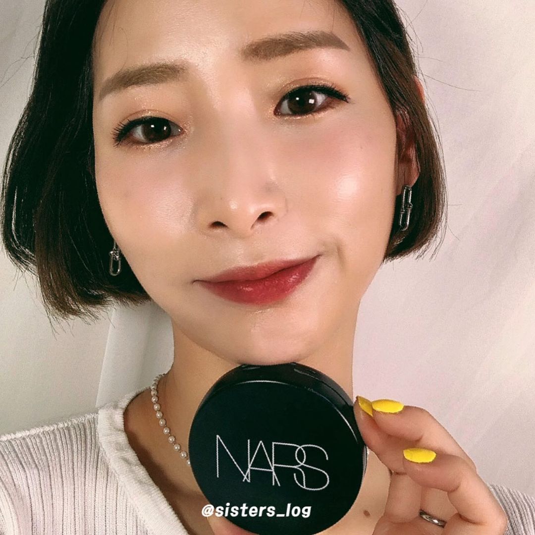 @sisters_log posted on Instagram: “• #Nars #나스 #쿠션 ☑️ 밍동생이 또니언니한태 이유없이 나스쿠션 선물했어요오 잘했됴?!✨ 걍 쿠션이 또니언니랑 심플하니 잘어울려서 이유는 단순하게 그뿐