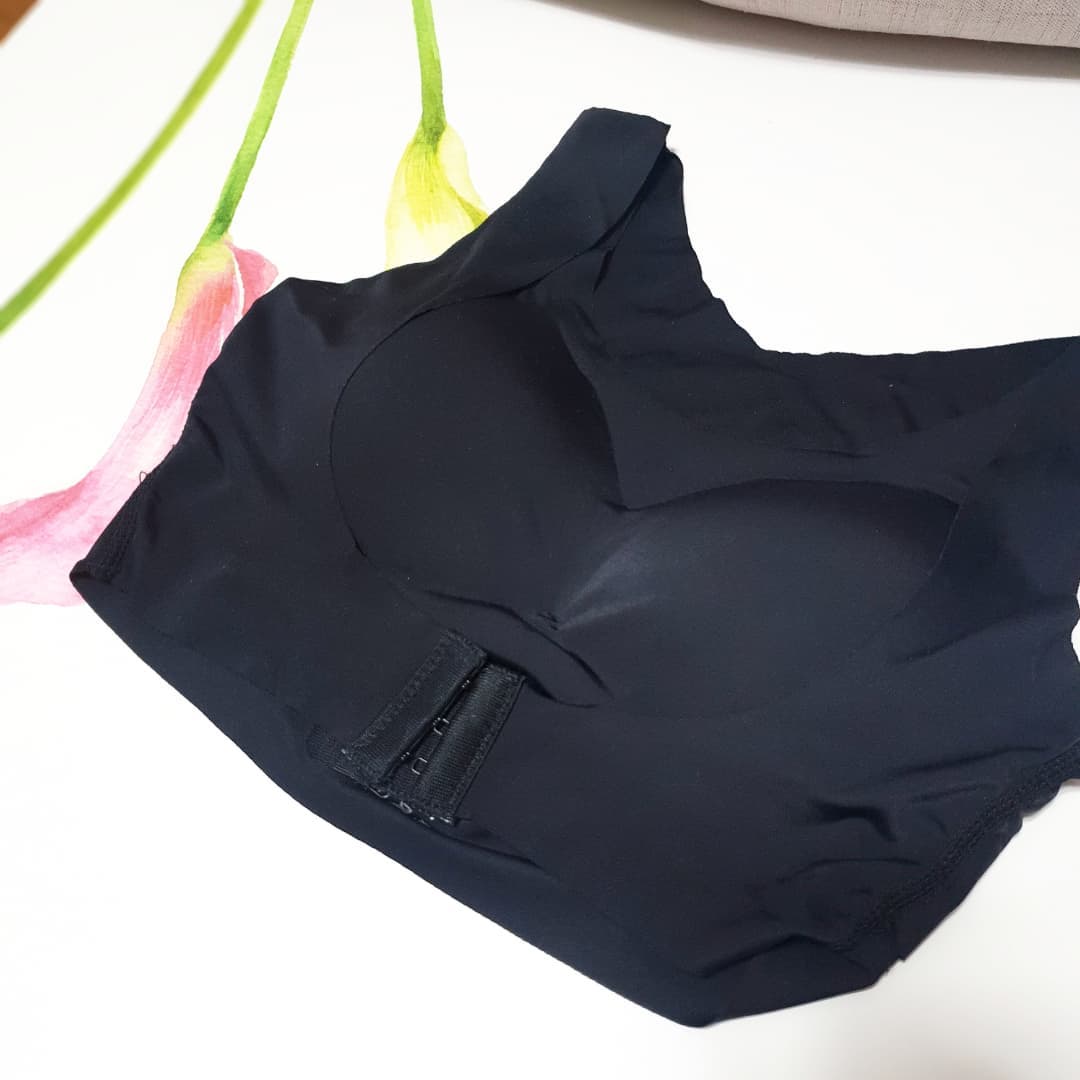 나무 on Instagram: “#협찬#광고 집에오자마자 답답해서 벗어버리는 그것!(👙) 근데 가슴쳐질까봐 또 노브라는 걱정.. 라운드숄더라 등 어깨도 굽어서 자세교정되는 브라를 찾다가 발견👀 #바