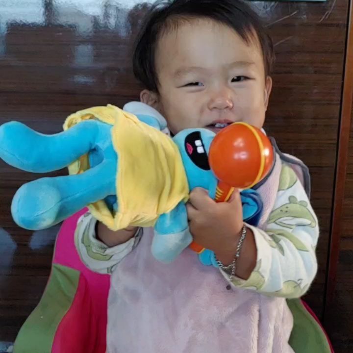 ra_gom
#협찬 이지만 진심담은 솔직후기💕
♬
#일상 #육아 #17개월아기 #놀이 #통합발달
#잘노는아이 #놀이교육 #놀이프로그램
#플레이송스홈 #플송홈 #진짜놀이 #음악놀이
⠀
플송홈은 '놀이북 + 놀이영상 + 놀이교구'로 이뤄져있어요.
놀이북에서 본 내용을 영상으로 볼 수 있고
놀이북과 놀이교구를 함께 활용해 신나는 음악을
마음껏 들을 수도 있답니다👏
⠀
마라카스도 흔들고 조이 탬버린으로 음악도 듣고!
⠀
아이가 능동적으로 사고하고 놀이하고
상상할 수 있도록 기획된 음악으로 구성된 플소홈은
영유아기 발달 과정에 따른 구체적인 교육적 목적에 따라
고안된 프로그램이라 단순히 듣는 음악이 아닌
차별화된 동요를 접하게 할 수 있답니다🎵
⠀
⠀
#엄마표놀이
⠀
⠀
⠀
⠀
⠀
#몰입놀이 #유아음악놀이 #음악놀이프로젝트
#정서금수저 #미래형인재 #4차산업혁명
#잘노는아이가미래를바꾼다
#조작북 #사운드토이 #스마트토이
#17개월아기놀이 #17개월아기장난감
playsongsh