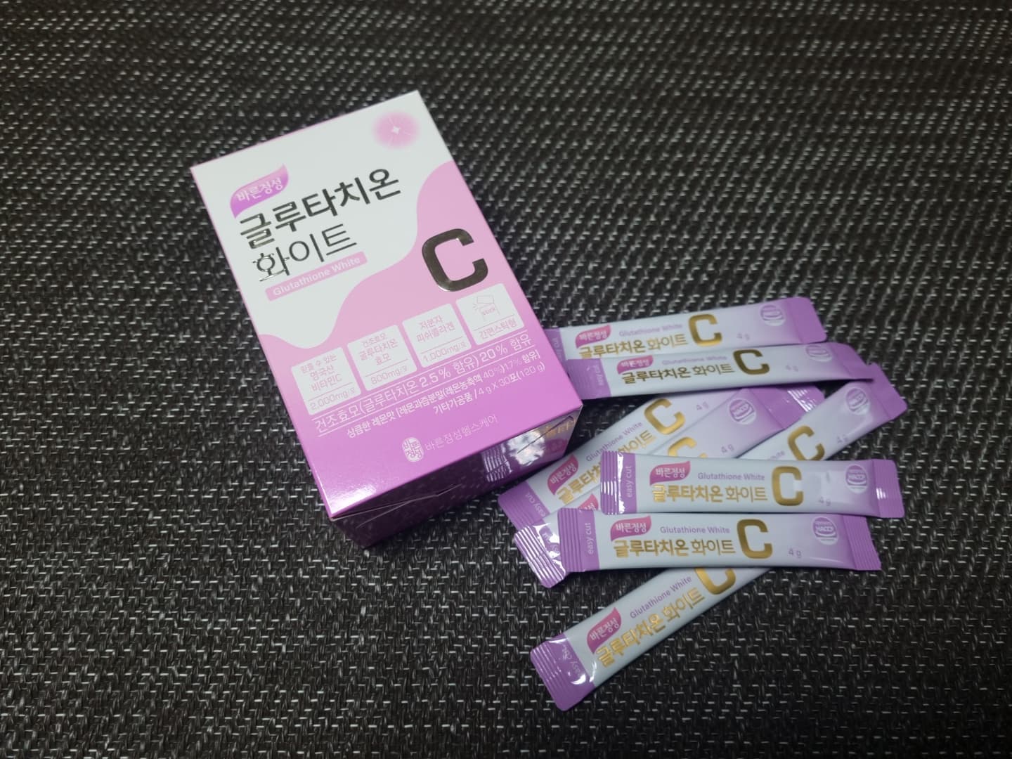 #협찬 #바른정성글루타치온
이제 새해도 다가 오는데 이제 다시 몸도 좀 만들고 건강도 챙길려면 건강식품도 열심히 챙겨 먹어야겟쥬 🤣🤣
바른정성글루타치온에는 비타민이 2,000mg + 콜라겐 함유로 피부를 맑고 탱탱하게 만들어 준다니 노안 탈출을 위해 열심히 하루 한포씩 챙겨 다니며 먹는듕 👍
레못맛으로 상큼하니 맛있어서 두번 먹을뻔 ㅋㅋ
내년에는 올해 보다 보다 더 건강하고 예뻐졌쑴 좋겠따욥 🤗
.
.
.
바른정성글루타치온 구매링크👇👇👇
https://smartstore.naver.com/bare/products/5433012207
.
.
#글루타치온 #바른정성 헬스케어 #이너뷰티 #미백 #비타민C #콜라겐 #피부#이너뷰티 #이너뷰티추천
#이너뷰티템
#피부케어 #피부탄력 #피부미백 #일상 #하루 #동안만들기 #노안탈출 #동안피부
