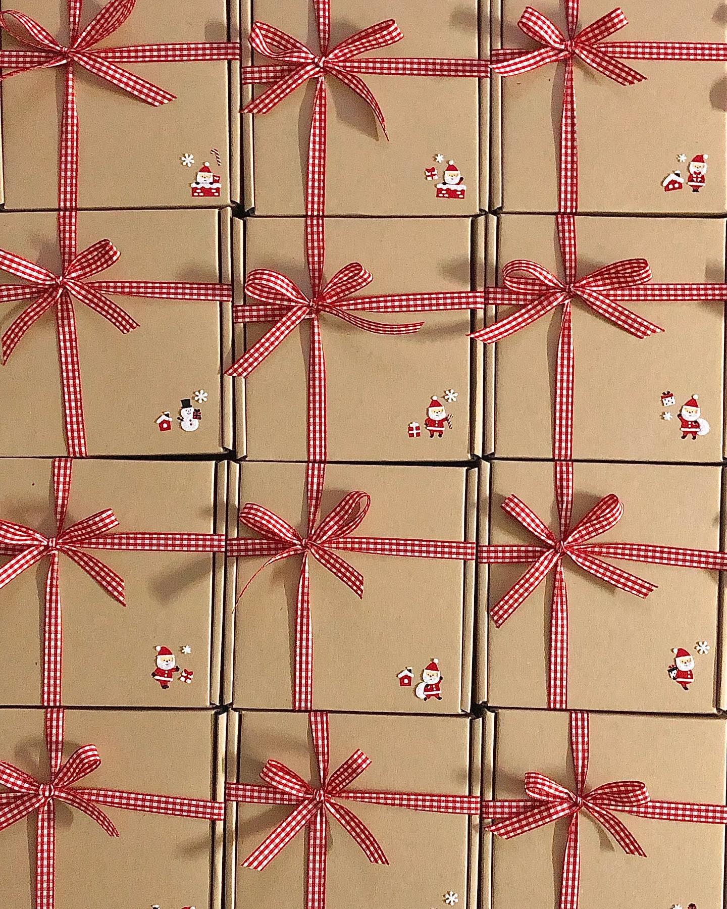 merry christmas🎅🏻☃️루돌프캔들 박스에 스티커는 조금씩 바뀝니다:) 이번에는 눈사람과 산타할아버지가 깜짝 인사하는 스티커로 했어요 ㅎ 보자마자 겟했습니다!! 여러분께 드리고 싶어서요😉ㅎㅎ너무 귀엽지 않나요??ㅎㅎ🎅🏻 

🙋🏻‍♀️선물하는 마음 따뜻하게 전달하고 계신가요?? 
네이버리뷰에 사진 너무 잘 찍어서 남겨주시는지.. 
다들 금손이신듯 합니다📸  선물도 하시고 크리스마스 존 
꾸미시는 분들은 예쁘게 디피 하시는데ㅎㅎ 
사이캔들과 함께 꾸며주셔서 너무 감사합니다 ♥️

🤦🏻‍♀️너무 바빠서..11월 베스트 리뷰 3분께 연락도 못드리고 아직 캔들 보내드리지 못했어요 ㅠ 너무 죄송합니다ㅠ 12월 베스트 리뷰 분들과 함께 새해 선물처럼 보내드리겠습니다🎁

🏆12월 베스트 리뷰 이벤트🏆
구매 하신 후 > 구매확정 눌러주세요
그리고 소중한 포토리뷰를 남겨주시면 됩니다🥳

🥇베스트 리뷰 3분께는 
심신 안정에 좋은 소이캔들 선물로 보내드려요~감사합니다💝

#사이캔들 #루돌프캔들 #크리스마스캔들 #크리스마스선물 #연말파티선물 #홈파티용품 #파티캔들