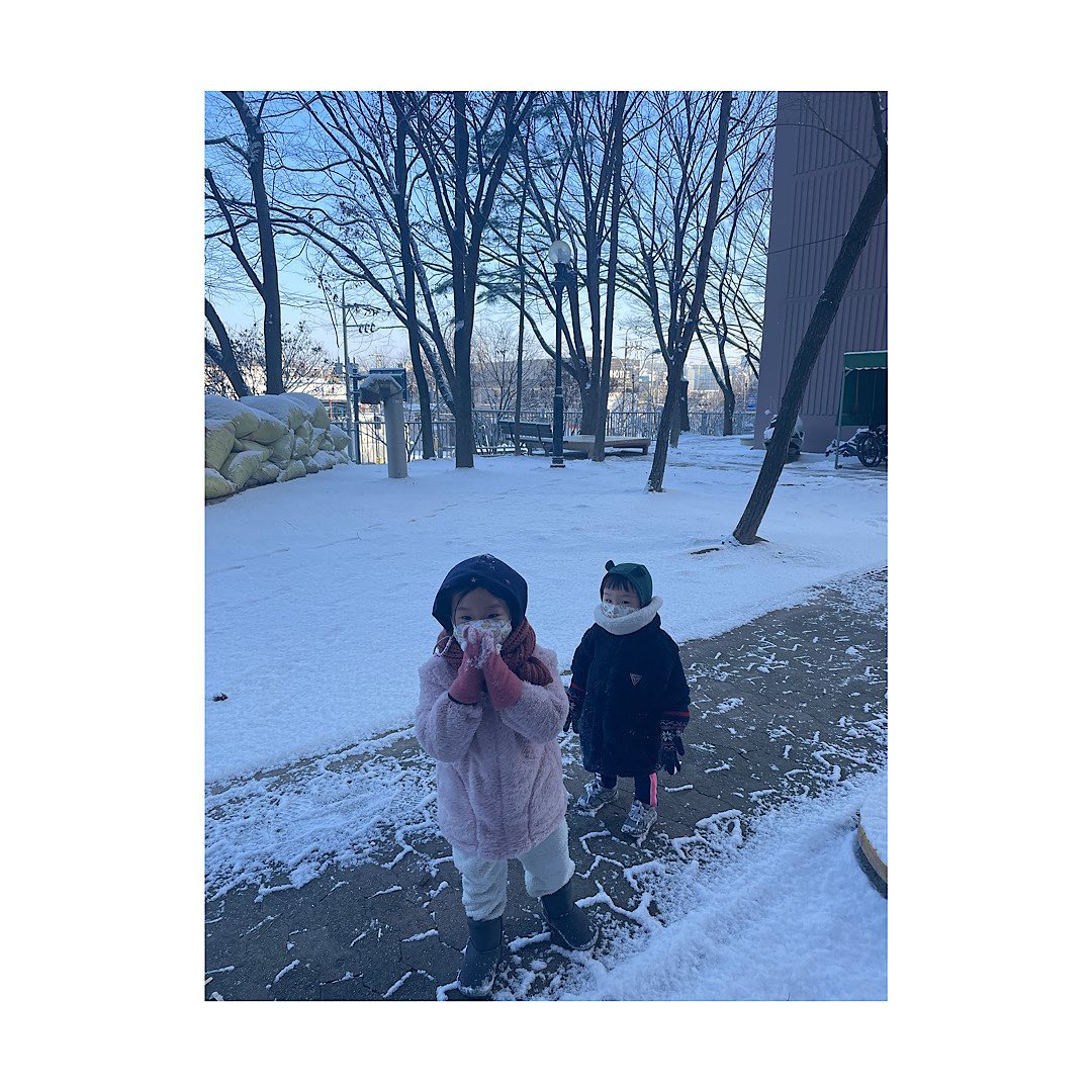 👧🏻+1204 👦🏻+527
일어나보니 하얀세상에 너무 신나서 
얘들이랑 나가야지 생각하고 
아침먹자마자 꽉꽉 껴입고 나가서 눈 구경🌨
-
셕이는 강아지마냥 신나고 수리미는 계속 눈사람 만들겠다고 하는데 어떻게 만드는지 모르는 눈치 ㅋㅋ
내가 만들어서 전시 해두고 기념사진 남겨두고 왔당
-
눈 보고 신나는 아이들 보니 나도 덩달아 신나고 행복했던 하루💝
이젠 썰매를 사놓고 다음 눈 오기를 기다려야쥐 ⛄️