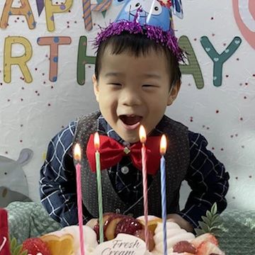 #우비니생일축하해😍
벌써 3돌 + 곧 5살 ㅋㅋㅋ

아직 아가아가💕인데
형아만큼 못챙겨주고 
책도 못읽어주고 미안하네ㅠ 

촛불끄고 나니
"선물 줘야지~" 하는
애교쟁이 우비니 
사랑해♡