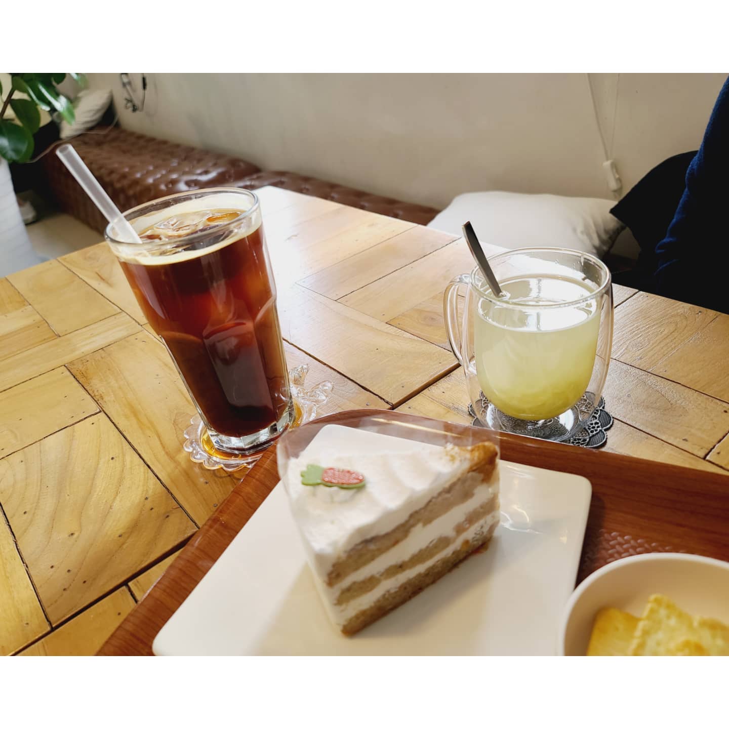 #오늘하루 #일상

어제 아버지생신 하루 땡겨서 생파하기 

건강이 많이 안좋아진 친정부모님 모시고
염소고기 먹고 신랑은 바빠서 일하러 가고 😢
2차로 카페갔다가 저녁에 케이크 초불기 ❤

외할아버지 생신파티에 제일 신난 뽀니 😆😆
외할아버지 생신축하 노래 앵콜로 두번불러주시고
촛불도 혼자 다끄셨다

집에 돌아오니
아침엔 초록초록 하던 방토가 어느새 빨갛게 익어버렸당
3밤만 더자고 따장 🧡😘💜

#아버지생신축하드려요 #오래오래건강하세요