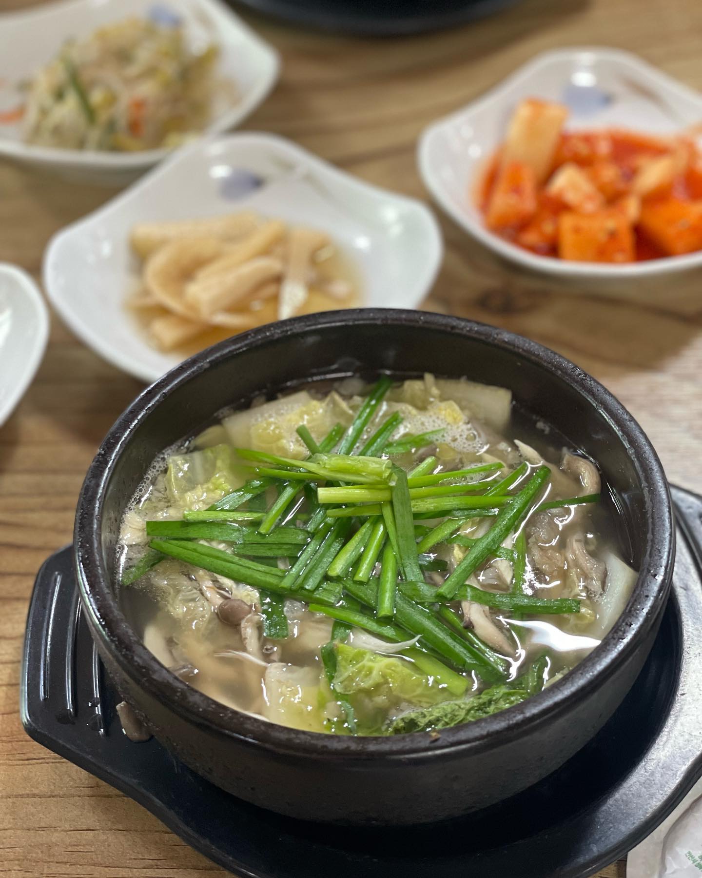 스찌개라는 음식 아시나요?
소의 도가니 부위를 사용해서 만든 
해장국이에요!

다진마늘 한스푼 넣고 살살 저어
소스에 도가니 찍어 호로록 먹으면
아주 뜨뜻해져요 ㅋㅋㅋ
특허받은 메뉴라고 하시네요👏🏻👏🏻

지난 추석 연휴때
출발할때부터 차가 너무 막혀서
결국 감곡ic에서 국도로 잠시 나가서
해장국 한그릇 뜨뜻하게 먹고 
마저 달렸답니다 
코시국이라 고속도로 휴게소에서
맘 편히 음식 먹기도 힘든데
Ic출구 바로 옆이라 아주 편했어요👍🏻

그나저나 자다가 잠이 깨버렸네요
모두 월요일 잘 보내셨나요
이번주도 화이팅입니다❤️‍🔥❤️‍🔥

🌸자세한 소개는 블로그

#꽃이야 #맛집추천 #음성맛집 #하누연