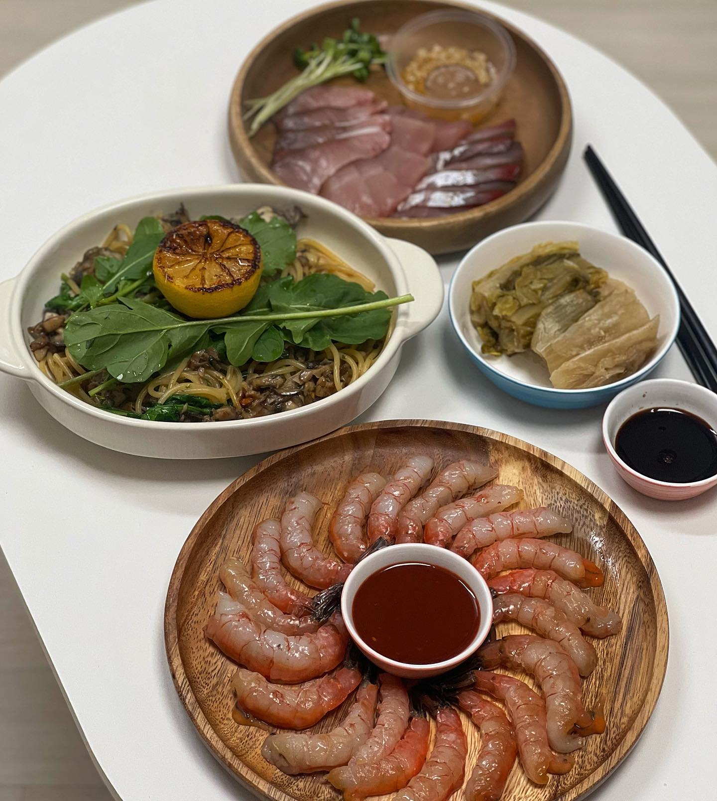 #오늘회제공 🐠 onul_hoi 

굴이랑 대방어는 이때 아니면 언제 또 먹겠습니까
겨울 맞이한 김에 잔뜩 배터질 때까지 먹어줘야죠 😋

이번 상차림은 제철을 맞은
제주대방어회와 너무 잘 어울리는 묵은지
생굴로 만든 혜니쿡 레시피 굴 파스타 🦪
여수 자연산 달마새우회 🦐로
간단히 차려봤어요 

오늘회 덕에 간단하지만 푸짐한 상차림
완성했네요 감사합니다 🧚‍♀️
친구도 배부르고 맛있게 먹고갔다네요 😉💓

이번 크리스마스, 연말파티는
주문하면 4시간내로 배송되는 오늘회로
해결하시는건 어떨까요 🎅🏻❤️

-

#오늘회 #회 #당일배송 #제주대방어회 #씻은묵은지 #생굴 #여수자연산달마새우회 #달마새우회 #달마새우 #대방어 #대방어회 #굴파스타 #혜니쿡 #꿀조합 #우리집이회맛집 #연말파티 #크리스마스파티 #묵은지 #파티 #홈파티
