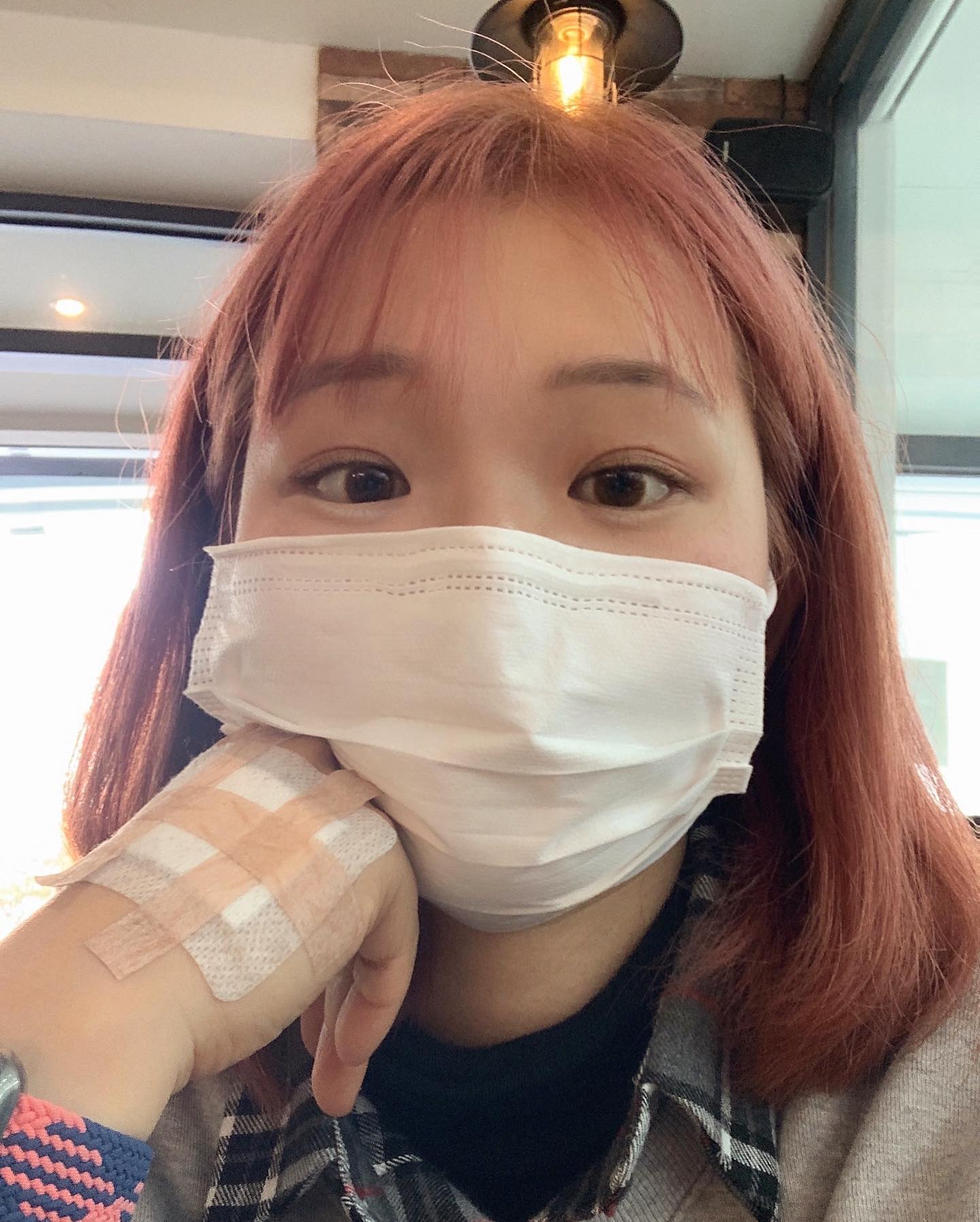 근황이라면 근황인데 결국 아프다는 소리🤦🏻‍♀️
-
교통사고 합의, 뺑소니는 재판, 뒤이어 일어난 성추행 사건은 아직도 합의가 안 된 채 경찰서와 법원을 제 집 다니듯 다니는 근황입니다.
-
원장쌤 자가격리로 대리원장을 하고 제 자가격리 2주에 얼마 지나지 않아 9월부터 기약없는 대리원장을 2달이나 하면서 원장쌤 일과 제 몫까지 두 사람 몫을 하면서 아침 9시부터 밤 10시까지 일을 하고 주말에도 쉬지 못 하고 그-대로 똑같은 시간에 일을 하게 되니 아침 저녁으로 링거를 맨날 맞으러 가고 손등혈관들은 다 터지고 급기야 버스에서 쓰러지기까지해서 응급실에 3-4번은 실려간 것 같아요🤦🏻‍♀️ (저 사진들은 일부,, 링거만 40번 맞은 것 같은데 말이지🙃)
그 와중에 같이 일하는 쌤들도 연이어 감기며 아프다고 해서 혼자 학원 일을 한 날도 허다했고요,, 
-
연주회 준비도 9개월동안 하다가 직전에 확진자 때문에 못 할 것 같았지만 잘 마무리했고, 학원 동네는 확진자가 많아서 애들 대부분이 쉬고 자가격리지만 이제야 조금씩 쉴 수 있어서 쉬고 있어요,, 너무 힘들었는데 누군가에게 털어놓는 성격이 아니여서 혼자 곱씹고 누가 계속 힘들다고 연락이 와도 제가 힘드니까 더이상 받아주기가 힘들더라고요. 그냥 3개월 정도는 모든 연을 끊고 살았습니다. 울기도 너무 많이 울었고, 그만 힘들고 싶네요 정말로
-
9월 한 달간 많이 자도 4시간이고 9월부터 12월이 될 때 까지 5시간을 자 본 적이 없는 것 같아요🔥
-
불면증도 다시 돌아오고 식단은 할 수도 별로 할 힘도 없고, 무릎은 수술을 받아야 할 지경까지 이르러서 아마 내년쯤에는 수술을 받을 것 같아요. 
정말 내년에는 이 삼재가 끝날 것인지,, 삼재 다 눈치게임하다가 나한테 몰아주기로 몰아준 것은 아닌지☺️
4년동안 안 좋은 일이 20개 넘게 일어난 것 같은데 괜찮아지겠지~ 그럼그럼
-
이르지만 다들 얼마 남지 않은 2021년 잘 마무리 하셨음해요✨