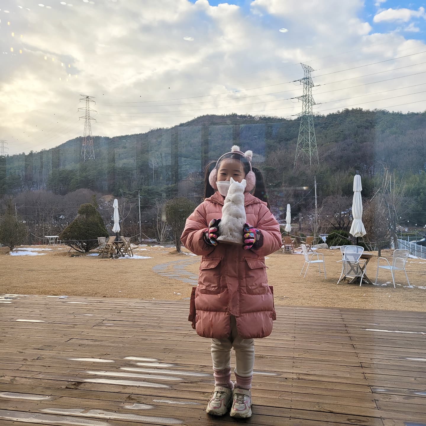 #밀린일상
⠀
민주학원에서도 코로나가 생겨서
혹시몰라 검사하고 음성나왔어도 하루더 데리고 있어야지 하고 데리고있었더니...?
주말에 급동네에 확진자들이 많이 생기면서 유치원휴원😭
원하지 않았지만 어쩔수없이 12일간 가정보육??
같이 출퇴근하며 민주한테 시달리고 연말이라고 빠쁜 일에 치여...
매일 민주랑8시에 취침 ㅋㅋㅋㅋ
⠀
우리민주는 닭모이주고 알줍는잼
유치원가는 요즘에도 알은 누가줍냐고 알걱정하는건 안비밀🤫
쌍란줍줍해서 집에가져오고 인증샷남기라고😅

둘이 회사에서 같이 살크업했.... 
#먹방민주

#유치원휴원후유증#아직도진행중
#계속계속피곤
#내맘도모르고 #왜크리스마스가다가오니