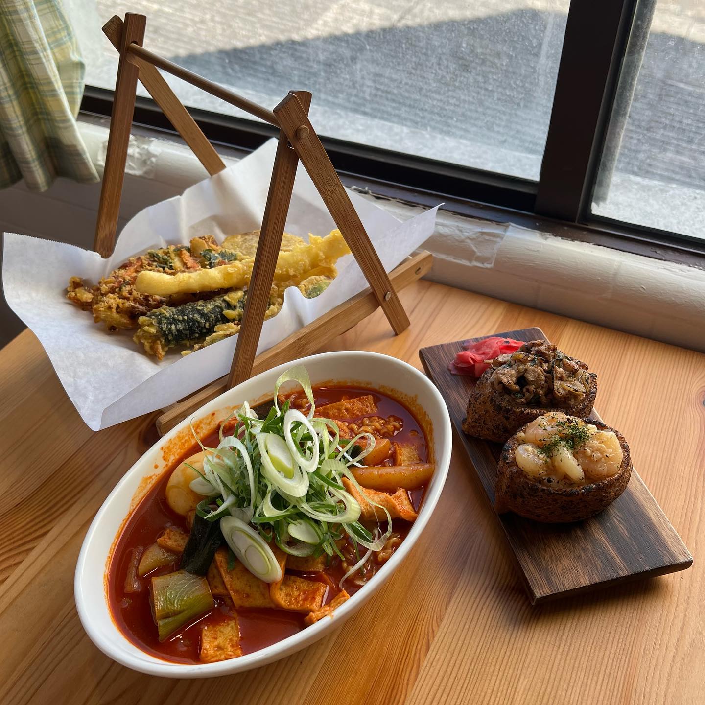 📌제주 석볶이
.
.
☑️ 제주 제주시 조천읍 신북로 237 조천 농협 건너편
☑️월,화,수,금,토,일 12:00~20:00
☑️매주 목요일 휴무
.
.
2인세트: 떡볶이(라면사리추가)+튀김5종류+유부초밥2개선택(갈릭새우,흑돼지불고기)

지나가다 눈에띄어서 다녀와본 석볶이에요
맵찔이지만 맛있게 먹고 왔습니다🤍

짧은 한줄평은
.
🔥생각보다 떡볶이가 매콤
🍤튀김은 바삭바삭 거의 asmr
🐷유부초밥 한입가득 행복
.
.
자세한 리뷰는 블로그 놀러와주세요💖