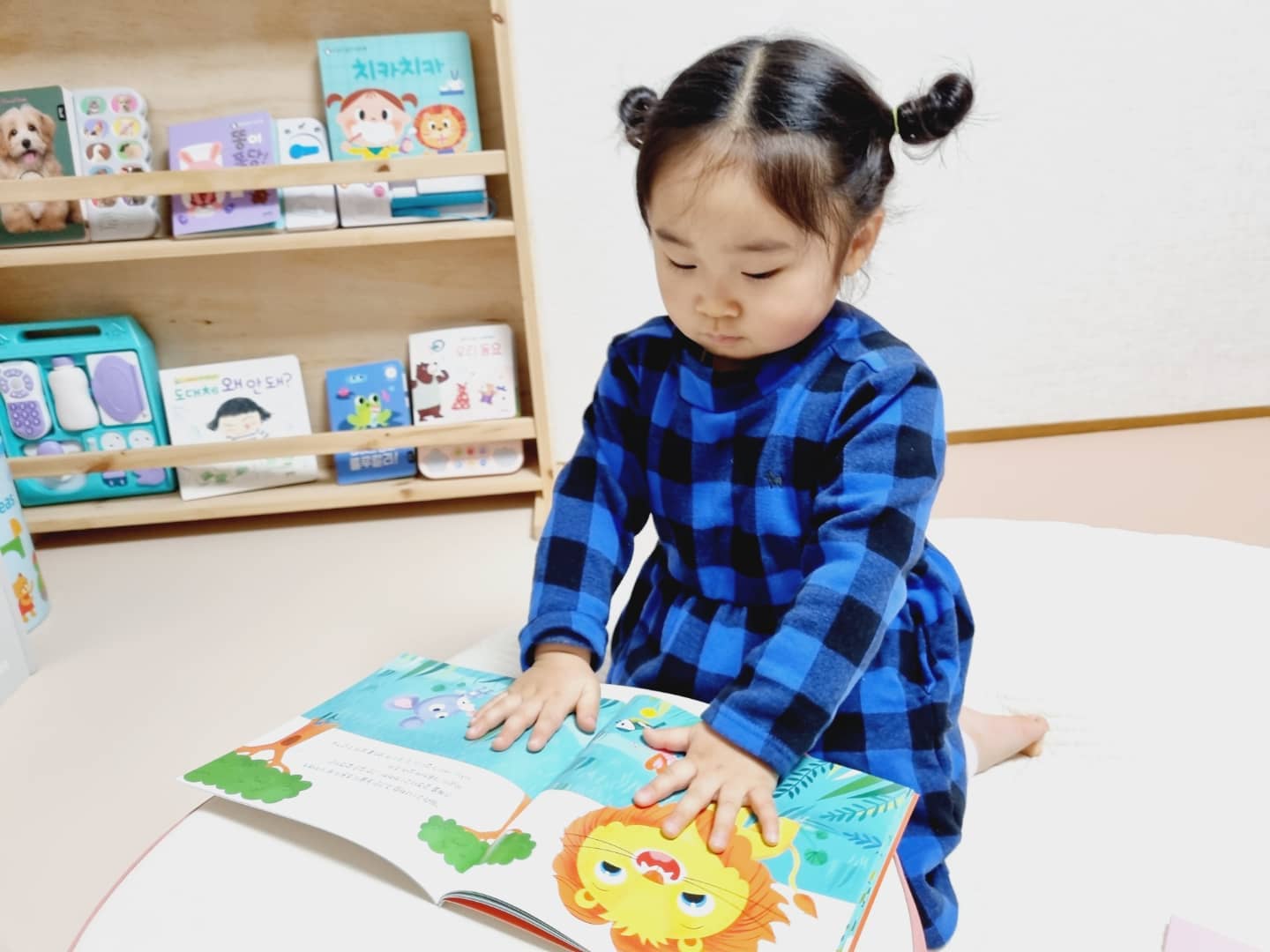 #제품협찬 이지만 찐리뷰
.
💛블루래빗 뉴 프리미엄 에디션💛
코시국에 날씨까지 추워져
외출하기 더 어려운 요즘.
.
블루래빗 토이북 <첫 명작 시네마> 덕분에
라파네는 집에서 편하게 영화봐요😆
.
핸디빔 프로젝터와 전용필름, 이야기책으로
구성도 콤팩트하고 조작법도 편해
계속 손이 가는 시간순삭 육아도우미랍니다👍
.
#블루래빗 #토이북  #아기전집 #유아전집 #전집추천 #육아도우미