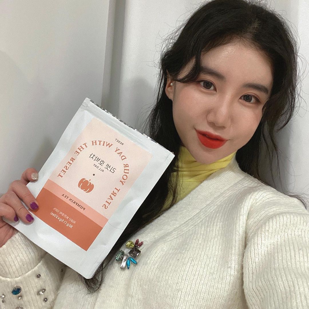 한량 유정 on Instagram: “#협찬 늙은 호박은 부종이랑 붓기 완화에 좋다고 많이 들었는데 일상에서 간편하게 즐길 수 있게 티백으로 나왔어요 🙌🏻 맨날 커피를 달고 살았던 요즘인데 건강