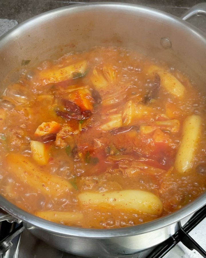 김포 풍무역 맛집 추천, 
승도리네 곱도리탕

오늘은 저녁 하지마, 
곱도리탕 포장해 갈게.

여보 또 포장해와. 
낼모레 크리스마스야 ㅋㅋㅋ
오웅 또 먹고 싶으네용 ^^

우삼겹과 닭도리탕이 들은 우도리탕!
맛있는 승도리네 곱도리탕에서 맛나게 저녁 먹었네용.

아이들은 날치알 주먹밥 주고.
우리 부부는 뜨끈한 국물에 
참이슬이 한잔 ㅋ ㅑ ~ ㅋㅋ
저번주 사진인데 또 먹고 싶다는 ㅎㅎ

낼모레면 메리클스^^
맛난 저녁 가족들이랑 행복하게 드세용
메리 크리스마스 미리보내세욤!~~~!🥰😍

#김포곱도리탕 #승도리네김포풍무점 #승도리네 #풍무동곱도리탕 #김포풍무맛집 #김포곱도리탕맛집 #김포배달맛집 #김포포장맛집 #풍무동맛집 
#풍무동배달맛집 #풍무동포장맛집 #풍무역맛집 #풍무역배달 #김포풍무역맛집