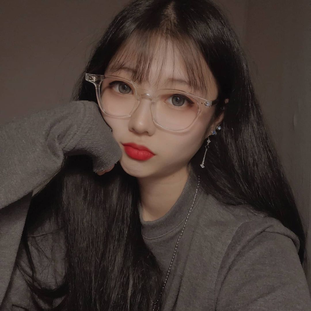 SU MIN on Instagram: “#협찬 #디시소 요즘 클리어 컬러 안경이 유행이더라구요! 클리어 컬러는 도전 해본적 없었는데 테가 일단 얇아서 부담감 없이 여러 코디에 사용할수 있고 테 끝부분에 들