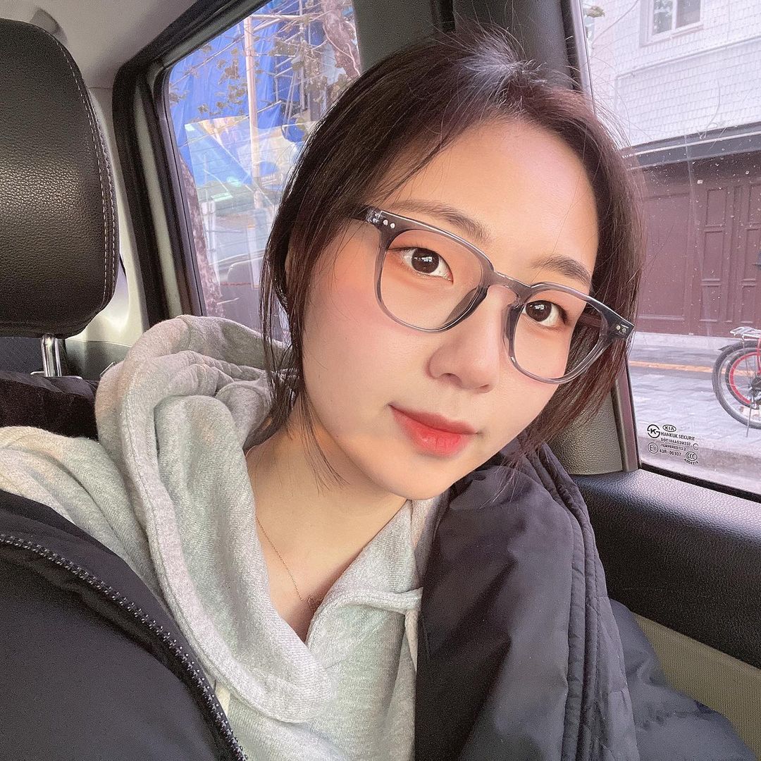 94 Likes, 9 Comments - 김가은 맞팔해요🥰 칼맞팔 소통💖 (@gaeuneei_) on Instagram: “아직 운전 초보인데 밤운전을 많이 하기도 하고 노트북으로 디자인 작업도 많이 해가지구 눈이 피로해서 안경 하나 맞췄어요❣️ 뿔태안경이 가지고 ...