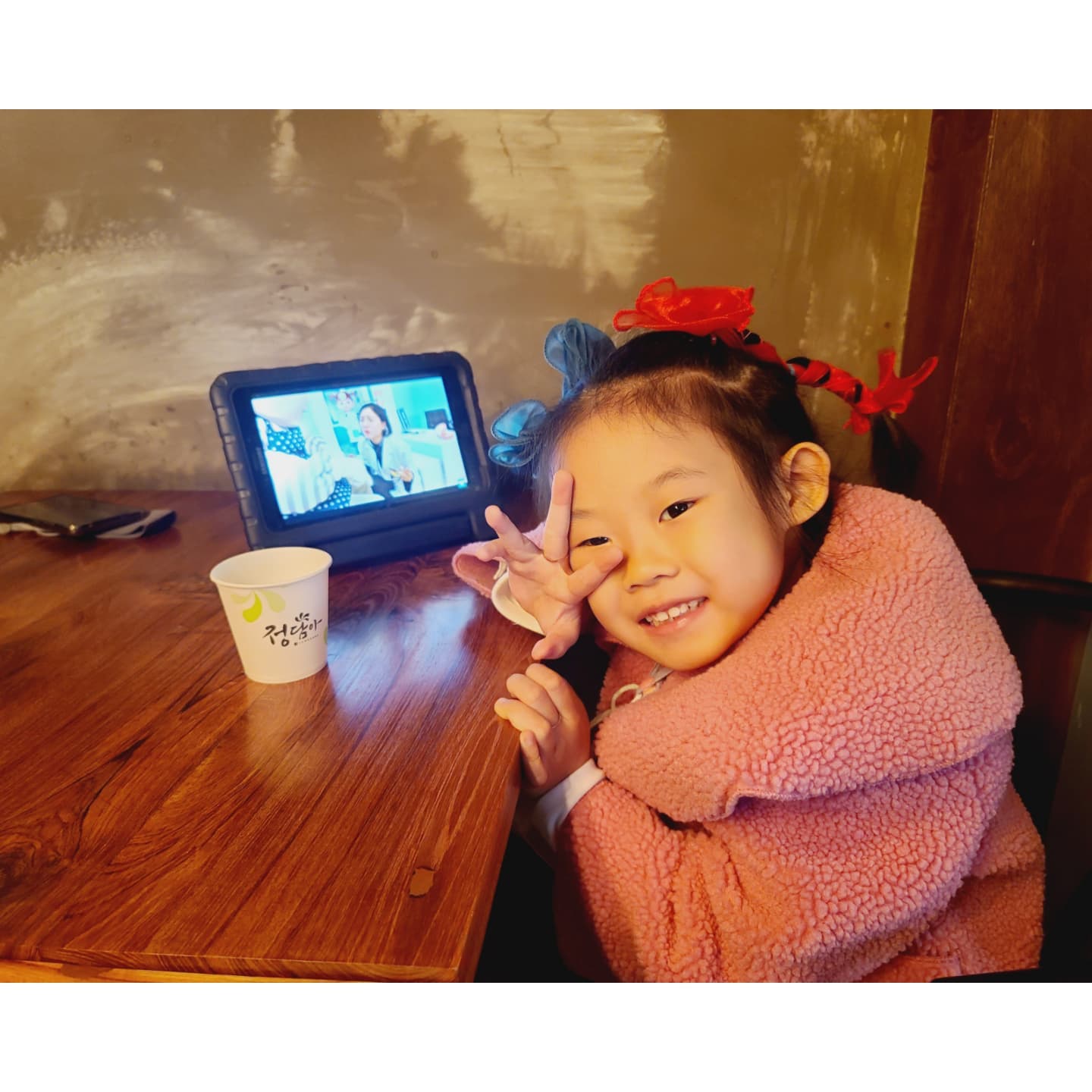 #메리크리스마스🎄 

크리스마스에 보일러 고장나서 이대로 아무것도 못하나 했는데 다행히 당일 바로 교체가능해서 후다닥 교체하고

일주일전부터 주문해두었던 
크리스마스에만 판매된다는 케이크 찾아오고🍰❤

주문해뒀던 크리스마스 마카롱도 전날찾아오고 ㅋㅋㅋㅋ
(사진찍는거 깜박하고 걍 다 까먹음ㅋㅋㅋㅋ)

코로나 심해지고나서부터 발길 끊었던 귀산
완전 추워진 날씨탓에 사람들이 없어서 다행 ! 
코지하우스도 3번째 예약하고 ㅎㅎㅎ
좋은카페도 찾아서 넘 알찬 하루보냄 ㅋㅋㅋㅋ

맛도좋고 다좋은데 추운건 함정 ㅋㅋㅋㅋㅋ
코지하우스 가시는분들 꼭 담요들구가세요 ㅋㅋㅋㅋㅋ
완전무장강추👍👍

#크리스마스는_가족과함께❤
#즐거운하루되세요 
#2021년도얼마안남았네요
#역시먹방이최고