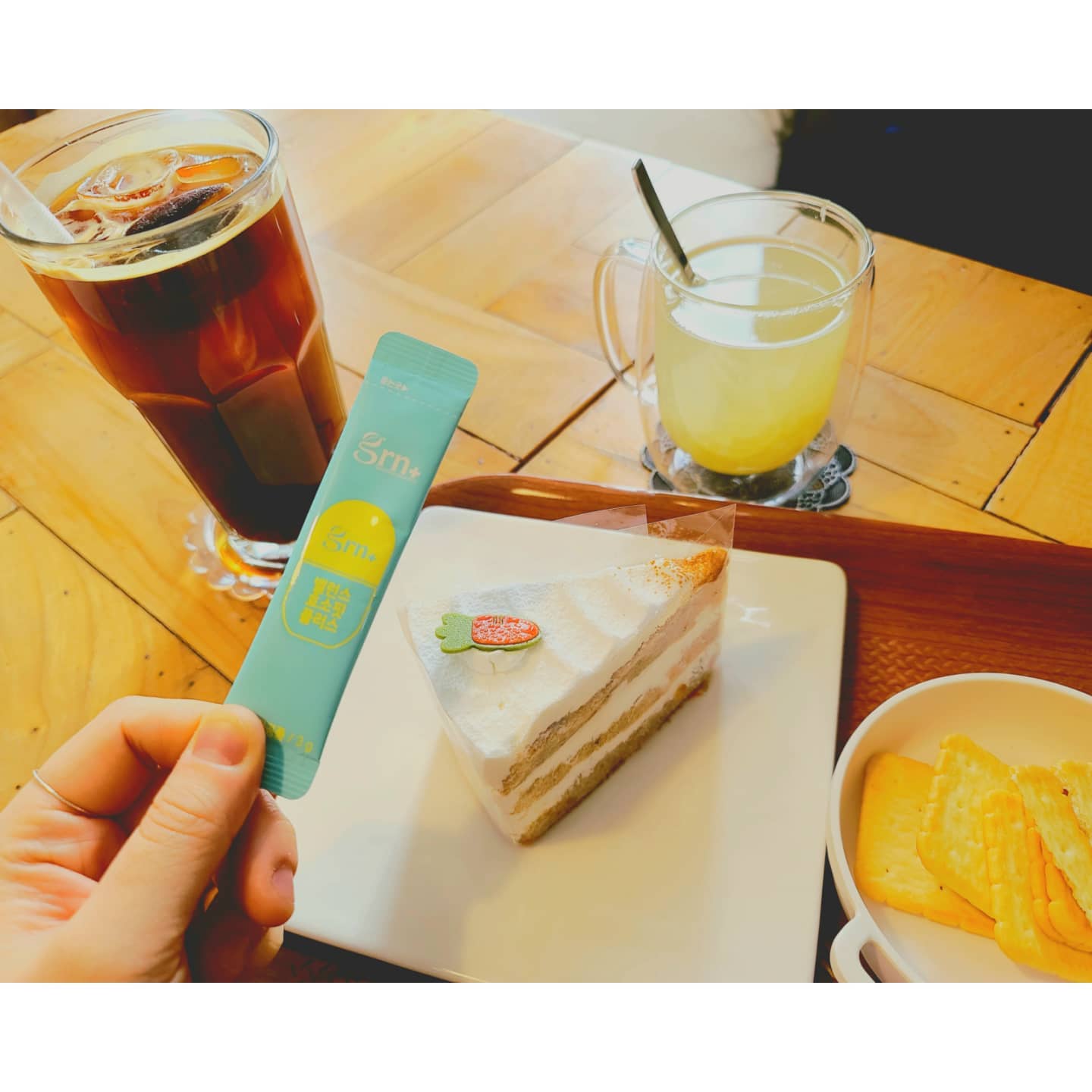 #grn효소 #3차공구오픈 

모두들 크리스마스는 잘보내셨나요 👧🏻💕

크리스마스 연말 맛난거 먹을때 꼭 챙겨야되는 효소❤
저는 항상  챙겨먹구있어용~!

저는 원래 한끼를 몰아서 먹는편이라
한번 먹기 시작하면 왕창 먹는탓에
늘 소화가 잘 안되고 더부룩한 느낌탓에
항상 탄산 음료를 달고 살았어요

아이 낳고 나서 부터는 더욱 소화가 잘 되지 않아
매일 저녁은 콜라없인 안되는 사람이였거든요?

그러다 소개받고 믿고 먹어보자는 생각에
먹기 시작했던 grn효소덕분에
요즘은 탄산음료 도움없이 맘편히 맘껏 먹고도 편하게 잘수있어요

솔직히 아무리 몸에 좋다하더라도
역하거나 먹기 불편하면 손이 안가서 구석에 방치되곤 했는데
GRN밸런스 효소는 레모나맛이라서 너무 맛있어서
자꾸 자꾸 손이 가더라구요~👍
저뿐만 아니라 뽀니도 너무 좋아해요 ㅎㅎㅎㅎ

이제는 언제 어디서나 효소를 꼭 챙겨서
가족, 친구, 지인들꺼까지 챙겨다니면서
꼭 챙겨주는 센쑤까지 잊지 않아영 ㅋㅋㅋㅋㅋ
먹기전 표정과 먹고난 표정은 확연히 틀려요 ㅋㅋㅋ
더 없냐며 물어보기까지 😆 
맛도 건강도 뽀니네와 함께 잡아보아요 🧡💜

💟공구가 궁금하다면 프로필링크 타고 슝 =33
💟문의는 DM주세요

#맛있게_건강챙기는방법
#최저가로만나요