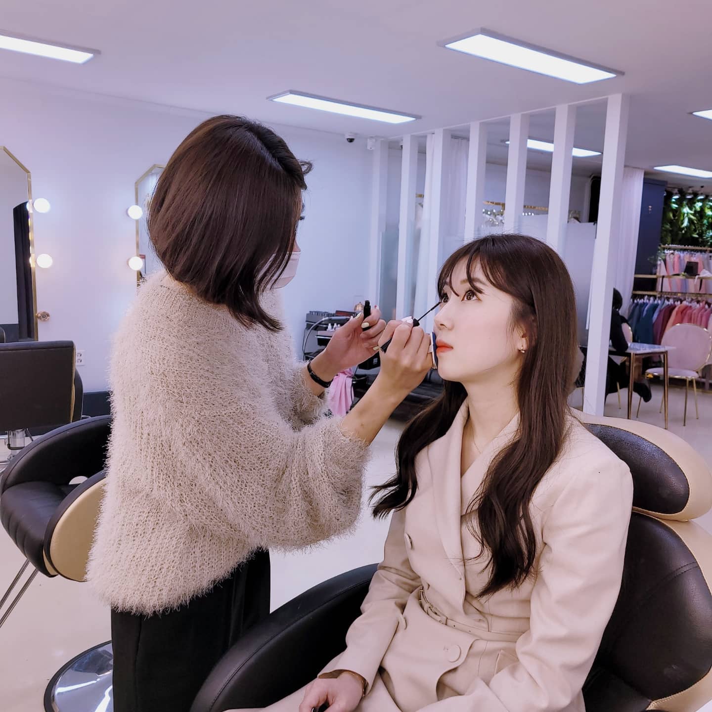 하객메이크업

뚜렷한 이목구비를 가지신 고객님
더 사랑스럽게 속눈썹 또랑하겡 💛

[예약문의]
다온메이크업 상무점
010 9445 0679

#웨딩메이크업 #포토메이크업 
#프로필메이크업 #바디프로필 #데일리메이크업 #면접메이크업 #연주메이크업 #혼주메이크업 #졸업메이크업 #피로연메이크업 #행사메이크업 #아나운서메이크업 #방송메이크업 #광주메이크업 #상무지구메이크업 #수완지구메이크업
#데일리컨벤션 #다온메이크업