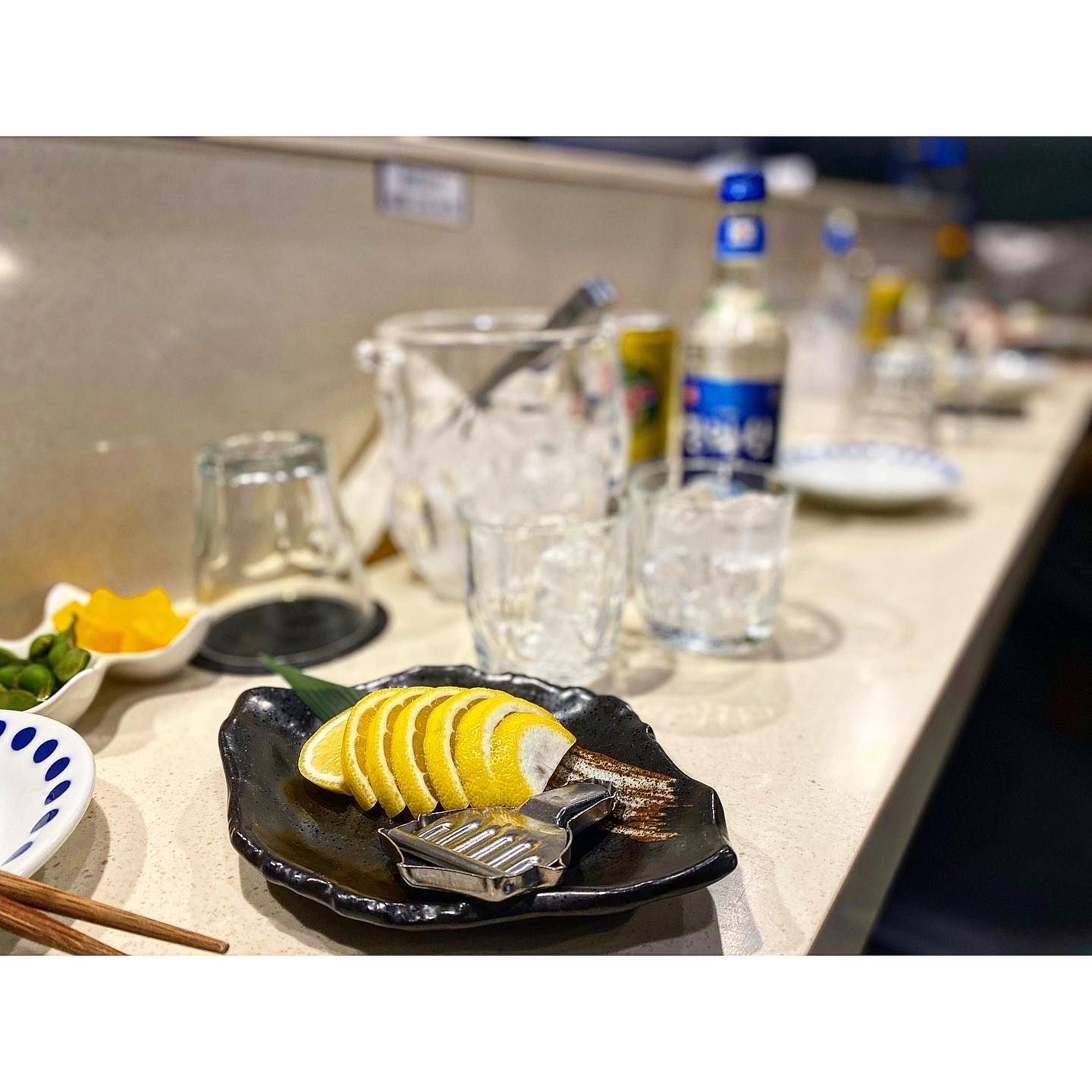 #꽁스타그램
.
.
요즘 초초 핫한 노원 관동식당
예약도 안되는데 운좋게 웨이팅 없이!

술독에 빠진다는 메듀 데리고
제주도에서도 안먹던 한라산으로 한라토닉에
낮에 참치피자 먹으러간 나래 피드보고
우리도 트러플 갈아주는 참치피자

옆자리 썸남썸녀 안주 다섯개 여섯개 시키는거보고 왜저런가 했는데
우리도 안주 4개먹고 왔다..
소금에 찍어먹는 숙성회 끝판왕

뭐 그냥 하나같이 다 맛있어서
핫할수 밖에 없다고 인정
찐인정 👍🏻👍🏻👍🏻 

앞으로 회는 소금에 먹어야될거같다
너어어어어무 맛있었거든...

📍관동식당 
서울 노원구 상계동 348-4

✔️
제철 모듬 사시미 38.000
참치피자 18.000
석화 15.000
모찌리도후 7.000

.
.
#노원역맛집#노원맛집#노원술집#노원구맛집#노원일식#노원일식집#노원역술집#노원역일식#노원데이트#노원사시미#사시미맛집#노원사시미맛집#데이트코스#상계동맛집#상계동일식집#상계동술집#상계동사시미#신라호텔쉐프#퀄리티맛집#관동식당 #먹팔 #먹팔해요