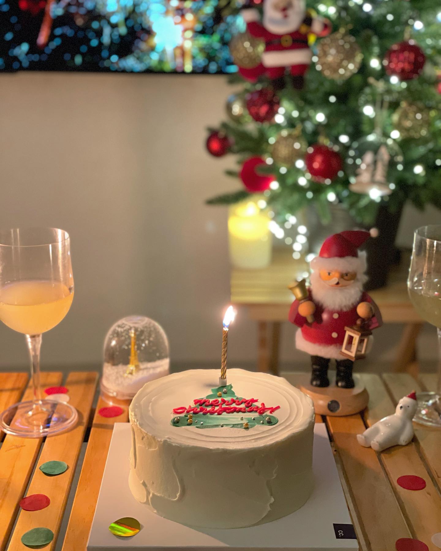 ⠀
홍 루돌프씨가 아침에 배달해준 케이크
예쁜데 맛있다🙈❤️‍🔥🍰
따듯한 크리스마스🎄
⠀
⠀
⠀
⠀
⠀
⠀