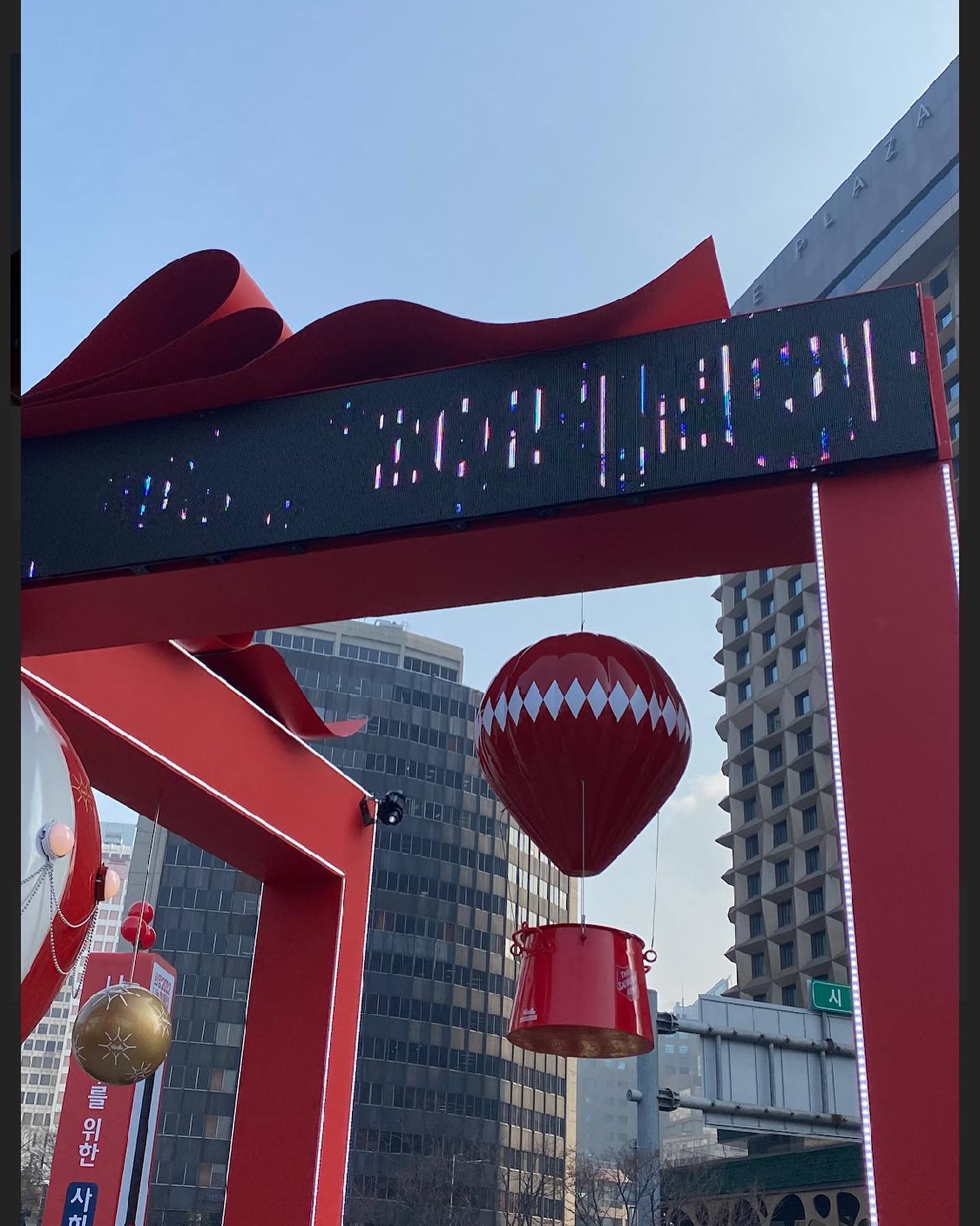 여러분 혹시 그거 아시나요?? 우리가 잘 알고 있는 자선 냄비가 18년 쭉 휘슬러 냄비였다는 사실 ㅋㅋ... 🌝
시청 광장의 휘슬러x구세군 '러브팟 자선냄비' 체험관 현장에서 구조물과 함께 촬영한 콘텐츠들을 업로드해 주시면 1건당 1천원씩 자동으로 자선 냄비에 기부 된다고 하니까 시청 광장 나가실 때 한 번씩 인증해주셔도 넘 좋을 것 같아요! 
시청 광장 구조물을 인증하거나 ar 필터 촬영후 인스타그램 스토리 또는 피드에 업로드 시 자동 참여 및 기부된다고 하니까 다들 선한 영향력 행사해봐도 좋을 것 같아요 🌸

#휘슬러 #구세군X휘슬러 #러브팟캠페인 #자선냄비 fissler_korea
