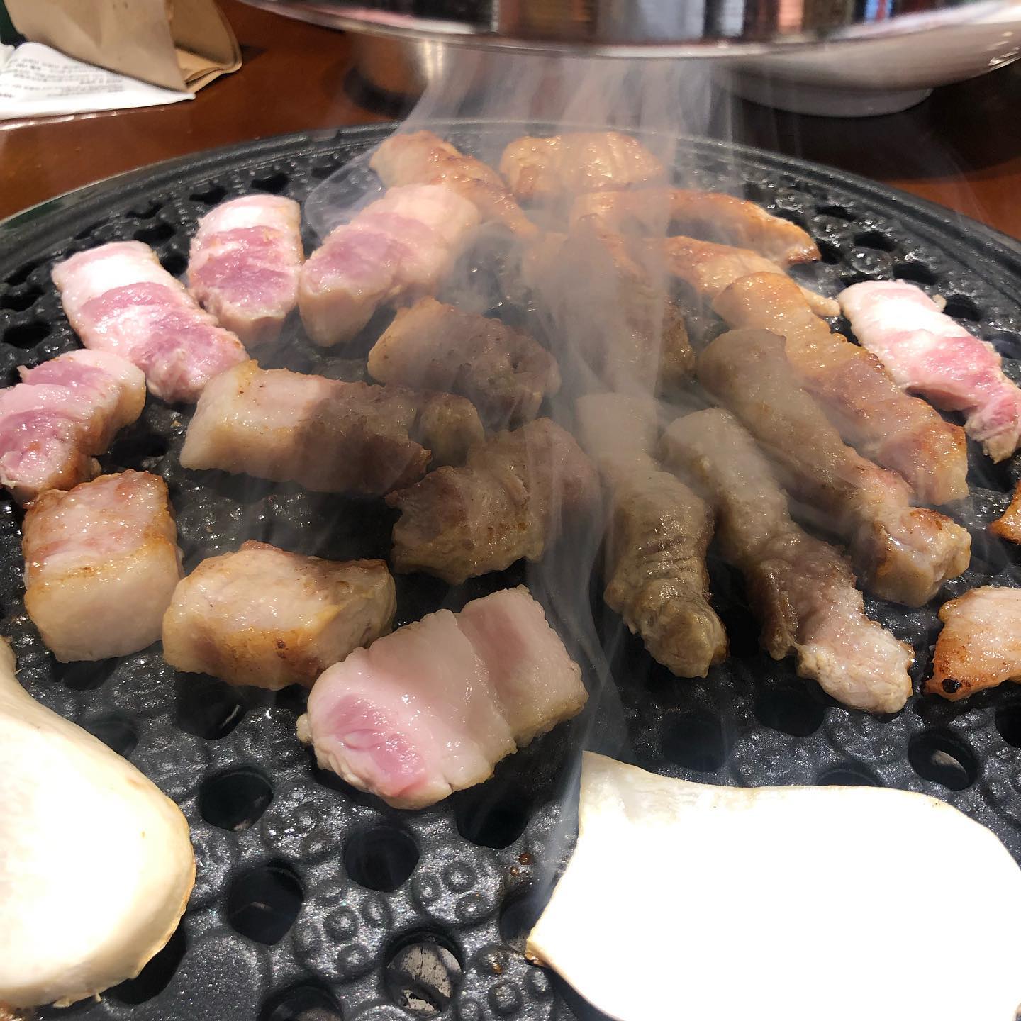 대구 최초 로봇 서빙 고깃집! #고기9단 
간편한 주문과 서빙은 로봇이 척척. 보는재미 먹는재미 짱짱한 침산동 맛집 고기9단. 질 좋은 고기를 다양하게 즐길 수 있고, 특히 세트메뉴 구성이 좋다. 육회 한접시+해물탕or돼지김치찌개 구성이 단돈 만원.. 가성비 내려오는 고기9단. 푸짐하고 맛있는 식사였다. 모임장소로 딱이라 회식장소 가족모임 등등 앞으로 자주 방문하게 될 듯!