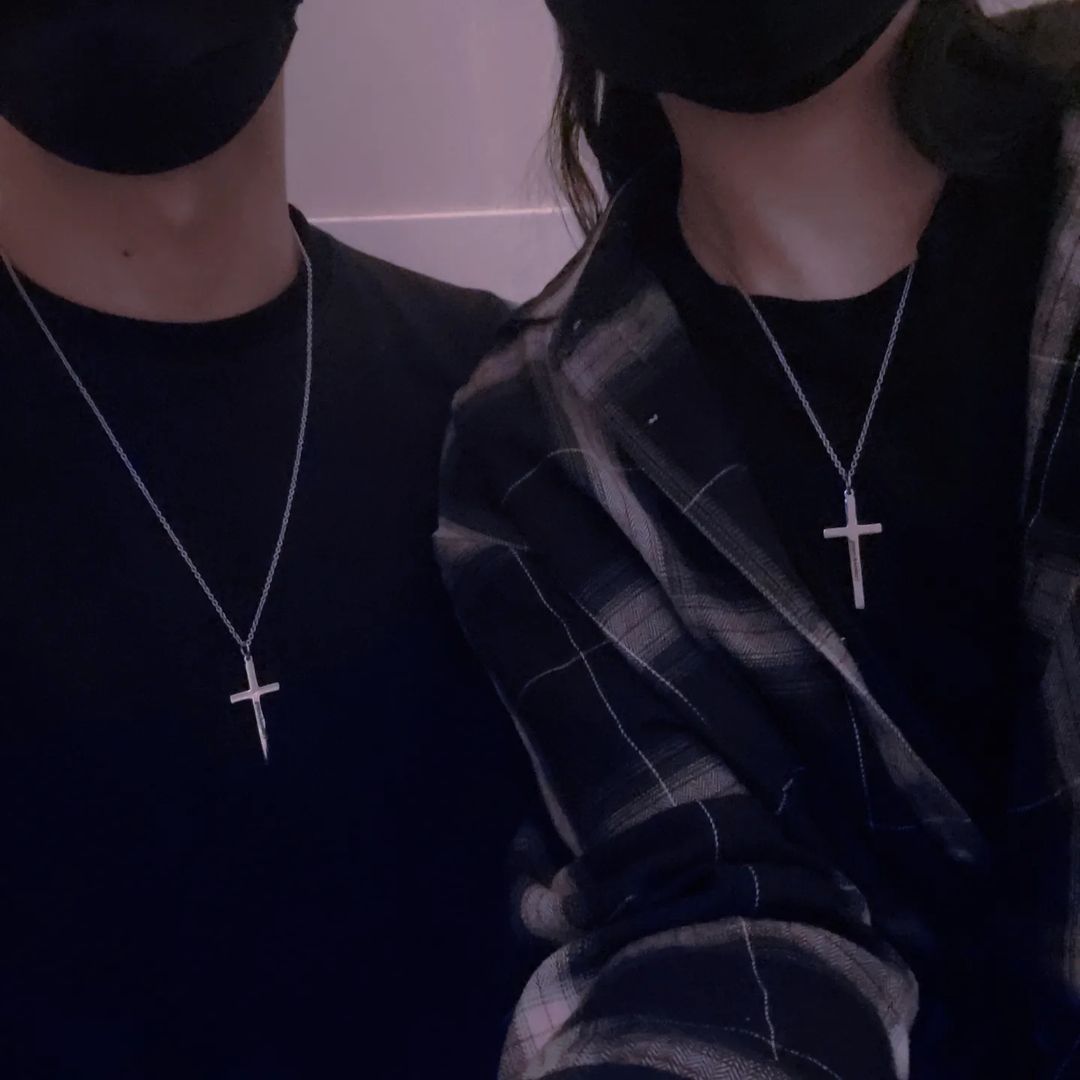 𝙼𝙾𝙲𝙲𝙷𝙸'𝚜 𝙳𝙸𝙰𝚁𝚈 on Instagram: “오랜만에 커플목걸이..😂 7년사귀니까 커플템 안한지 벌써 몇년😒 목걸이는 남자들 스타일 있어서 못해봤는데 십자가는 좋아하는 근쓔!