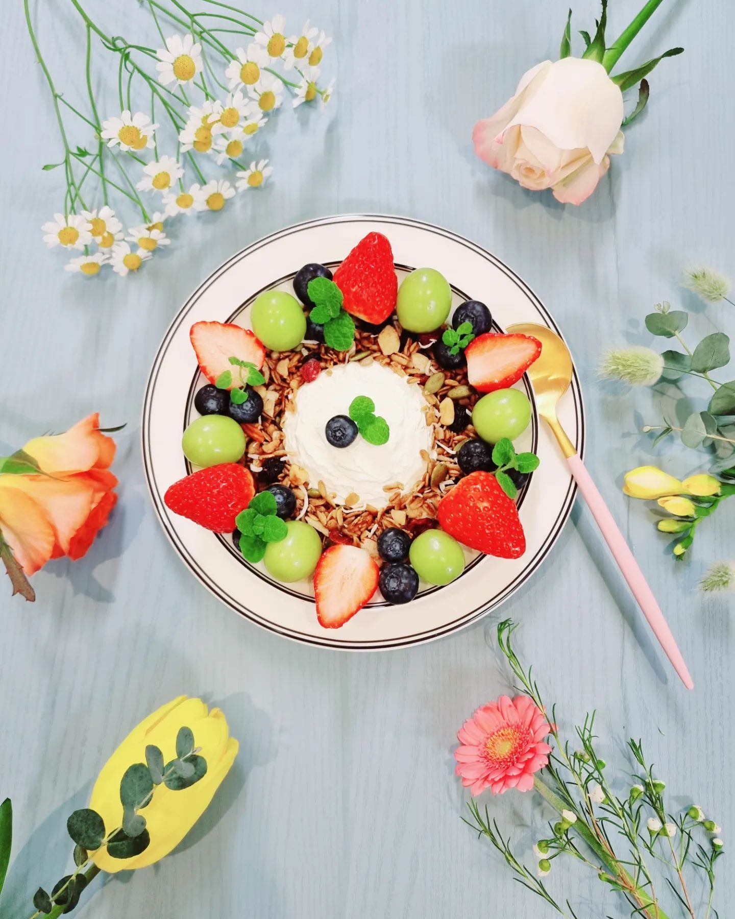 🌿지니슈슈 맛 시작해요🚴‍♀️350g안에 유산균 4,550억 놓치지 마세요! ⚘
#지니슈슈 #협찬

👨‍🍳지니슈슈에서 🤍🌱그릭요거트 🤎그래놀라 🍓과일청 🧋밀크티 보내주셨어요📦🌿
정성 가득한 맛😙 맛있는 맛에 기쁨 가득했어요😸

👩‍🍳빈틈없는 꾸덕한 🤍🌱지니슈슈 그릭요거트에 🤎지니슈슈 그래놀라 🍓🫐🫒과일 🍯꿀 🍓지니슈슈 수제청 믹스해서 욤뇸뇸😙😚😽 #yummy 꼬소한 그릭이랑 꾸~르조합요😋
그릭에 산미를 과일과 과일청 🍯꿀이 빈틈없이 잡아주네요😘

지니슈슈 🍓과일청에 탄산음료 넣어 에이드로 먹었어욤😙 👩‍🍳간편하고 꾸르~~맛요😋

지니슈슈 🧋수제밀크티는 🍊오렌지케이크랑 뇸뇸😙😚🌿

💁‍♀️ #지니슈슈수제그릭요거트
🌱🤍지니슈슈의 수제그릭요거트 350g안에 들어있는 유산균 4,550억‼️👏

✔100%신선한 1등급 원유 사용 👏
✔인산가죽염사용
✔저탄수화물, 고단백질
✔고칼슘, 면역력증가
✔고혈압예방, 혈당조절
✔변비탈출, 다이어트

💁‍♀️ #지니슈슈수제그래놀라
🌾크리스피오트밀 아몬드 🎃호박씨 🥥코코넛 🌻해바라기씨앗  호두 크린베리 🍇건포도.. 다양하게 들어가 영양가득 그래놀라 찐맛있어요😙

💁‍♀️ #지니슈슈수제과일청 
✔유기농설탕사용
✔인산가죽염사용
🍹완전 맛있고 다양하게 즐길 수 있는 매력이 넘쳐요👏
🎀포장도예뻐서 🎁선물용으로도 최고겠죠👍

💁‍♀️ #지니슈슈수제밀크티
🧋🌱우유와 유기농원당&죽염의 환상적인 조합! !
찐한 홍차와 우유의 조합 넘 매력있어요🌿

👨‍🍳지니슈슈는 무방부제🙅‍♀️ 무색소🙅 무응고제🙅 무첨가제라🙅 안심‼️

맛은 기본❗영양가득 ❗건강까지 챙기자구요😘

건강한 습관 지니슈슈로 시작해 보세요🛒🌸🌿
🛒👇
🛒
🛒 jinishushu
🛒
🛒👆
🛒프로필가셔서🔗링크👆꾹🛒📦🌿

🌱맛있는 지니슈슈 맛 보내주셔서 감사해요😻 
덕분에 행복한 맛 했어욤🌿

🙌모두들 맛있는 음식과 함께 행복한 꿀시간 보내세요💚⚘

#오늘뭐먹지 #지니슈슈그릭요거트
#맛있다그램 #요거트맛집
#그릭요거트 #요거트볼
#요거트 #다이어트
#지니슈슈과일청 #선물추천 
#홈카페 #홈쿡스타그램 
#집밥스타그램 #먹스타그램
#instafood 
#instagood