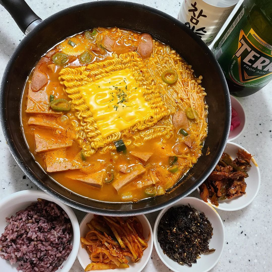 정찌 on Instagram: “오늘은 햄폭탄 부대찌개에 쏘맥 ♡♡ 굿즈마켓의 통큰부대찌개인데요 햄부터 소시지.떡.대파.김치.베이크드빈 등 이름이 그대로 재료가 통크게 들었어용 1kg중량으로 둘