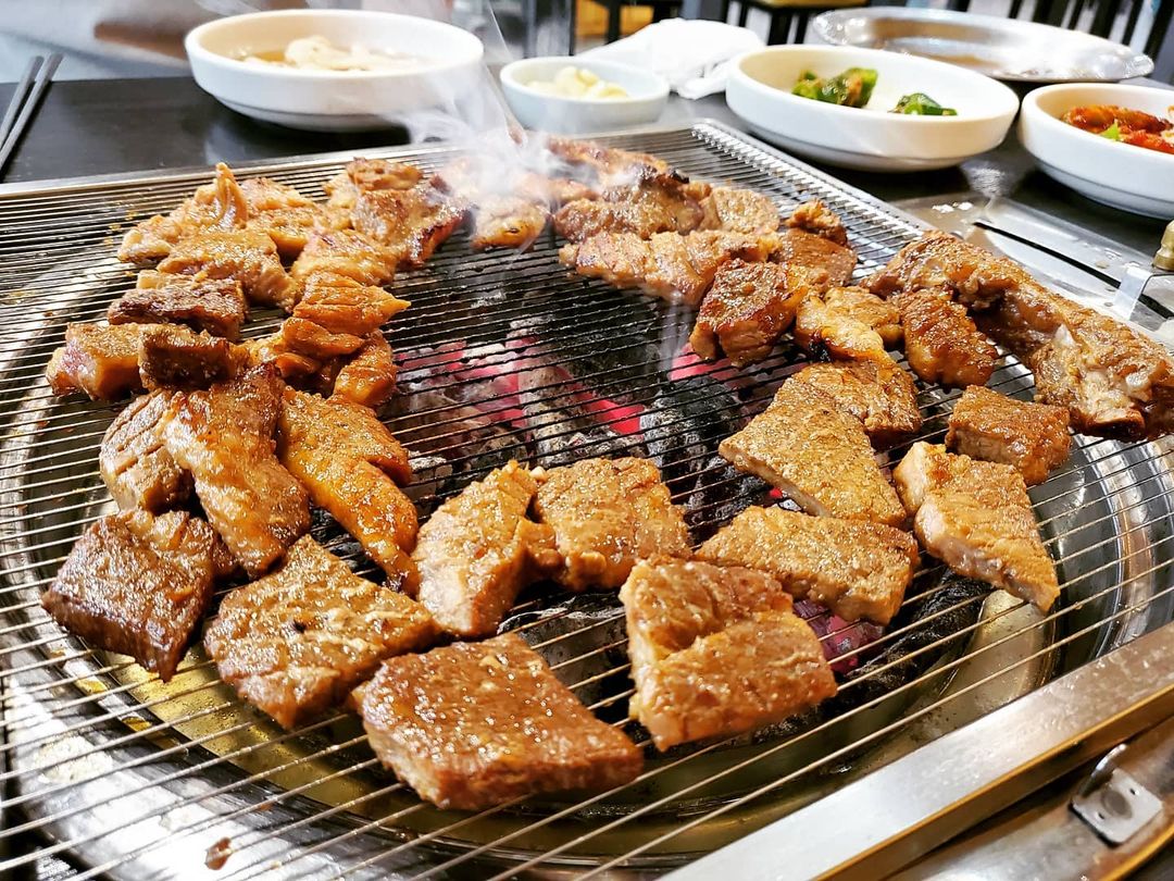 쩝쩝박사 on Instagram: “🍴 숯불에 구운 고기가 너무 먹고 싶어서 노래 부르다가 새하 데리고 오빠랑 도전ㅋㅋㅋ!!! 오랜만이야 숯불갈비야..ㅜㅜ 그닥 좋아하지 않았는데 이게 왜 이리 먹고